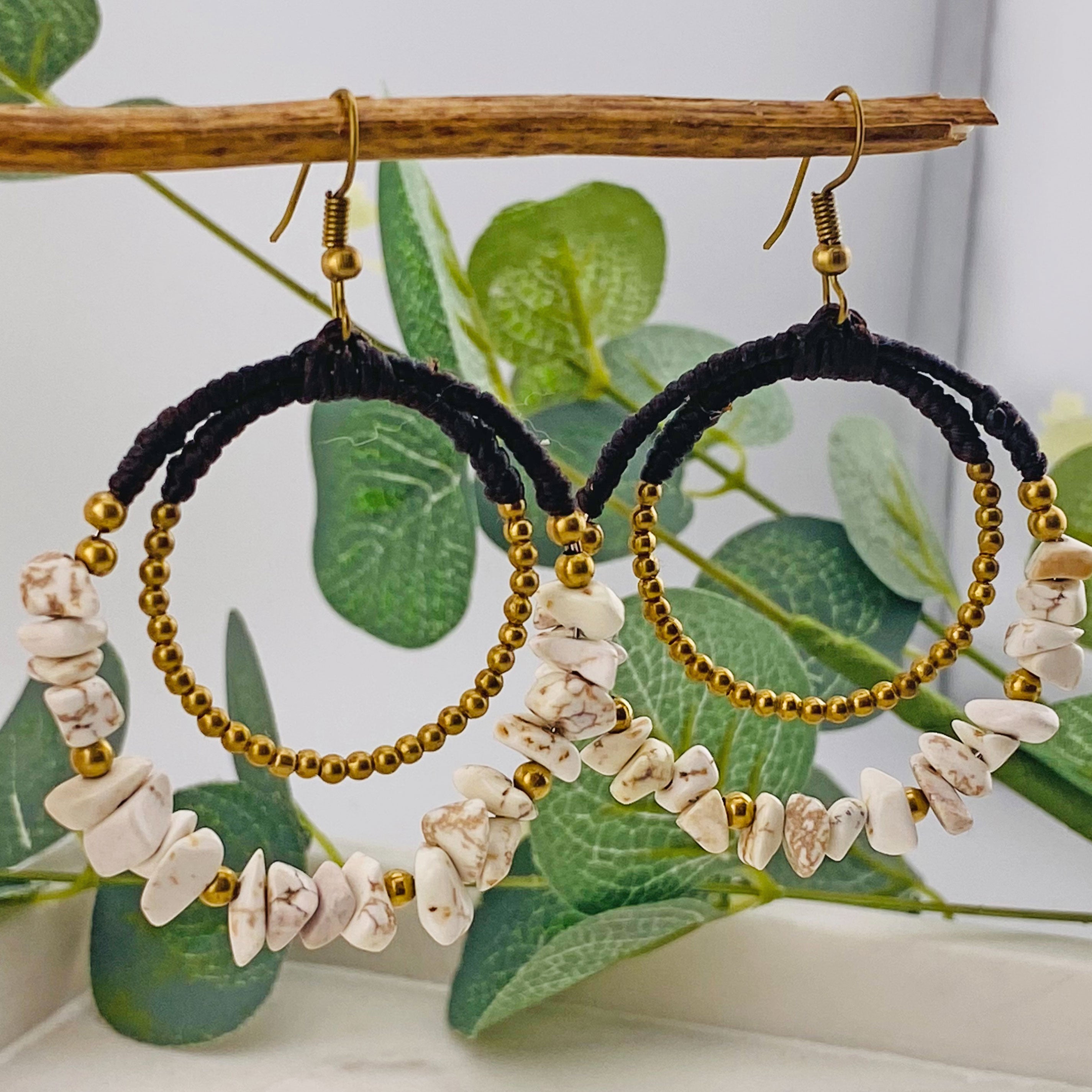 Aufregende Ohrringe mit Goldperlen und weissen Natursteine Malena