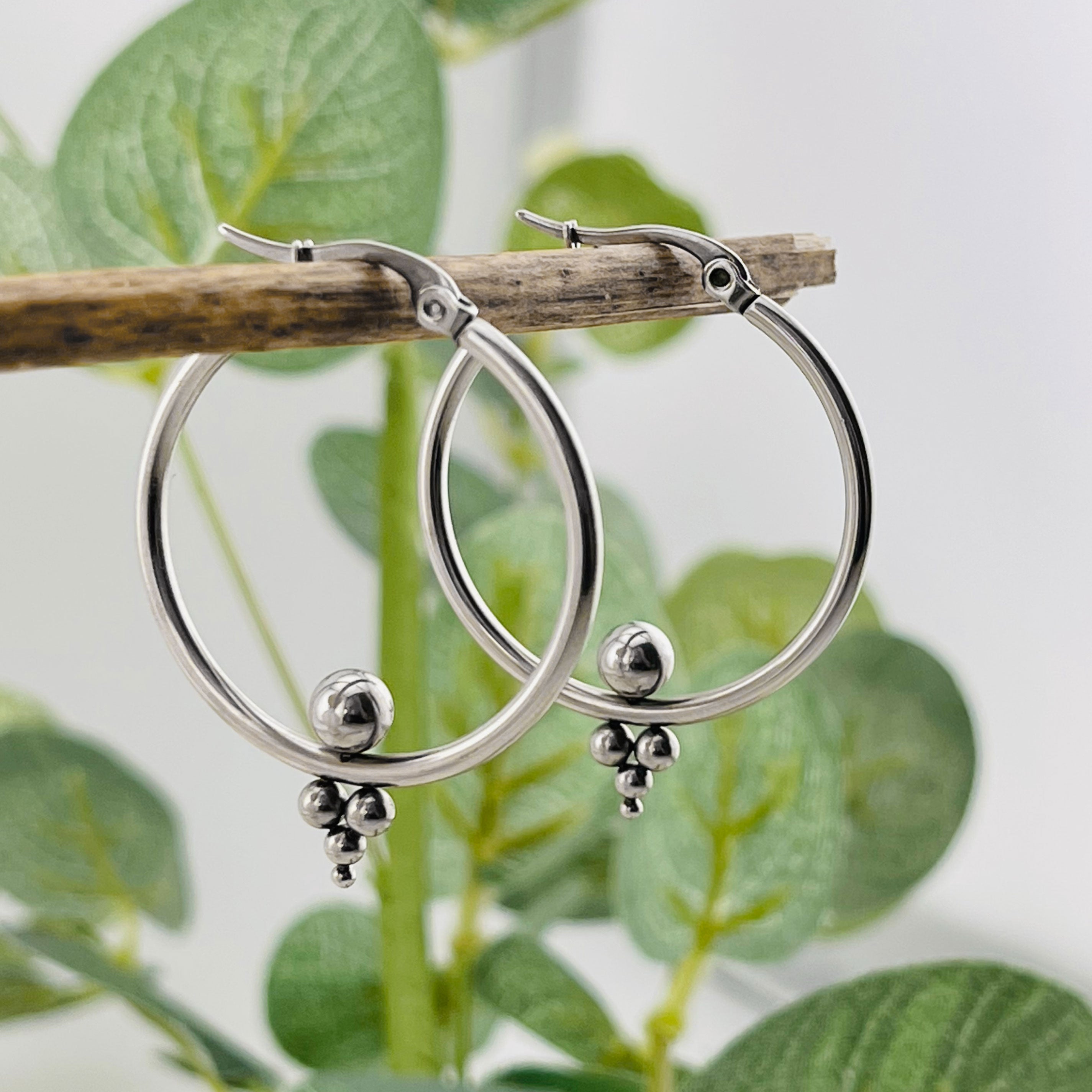 Silber Boho Creolen mit Kugeldekor Chirurgenstahl Asmira