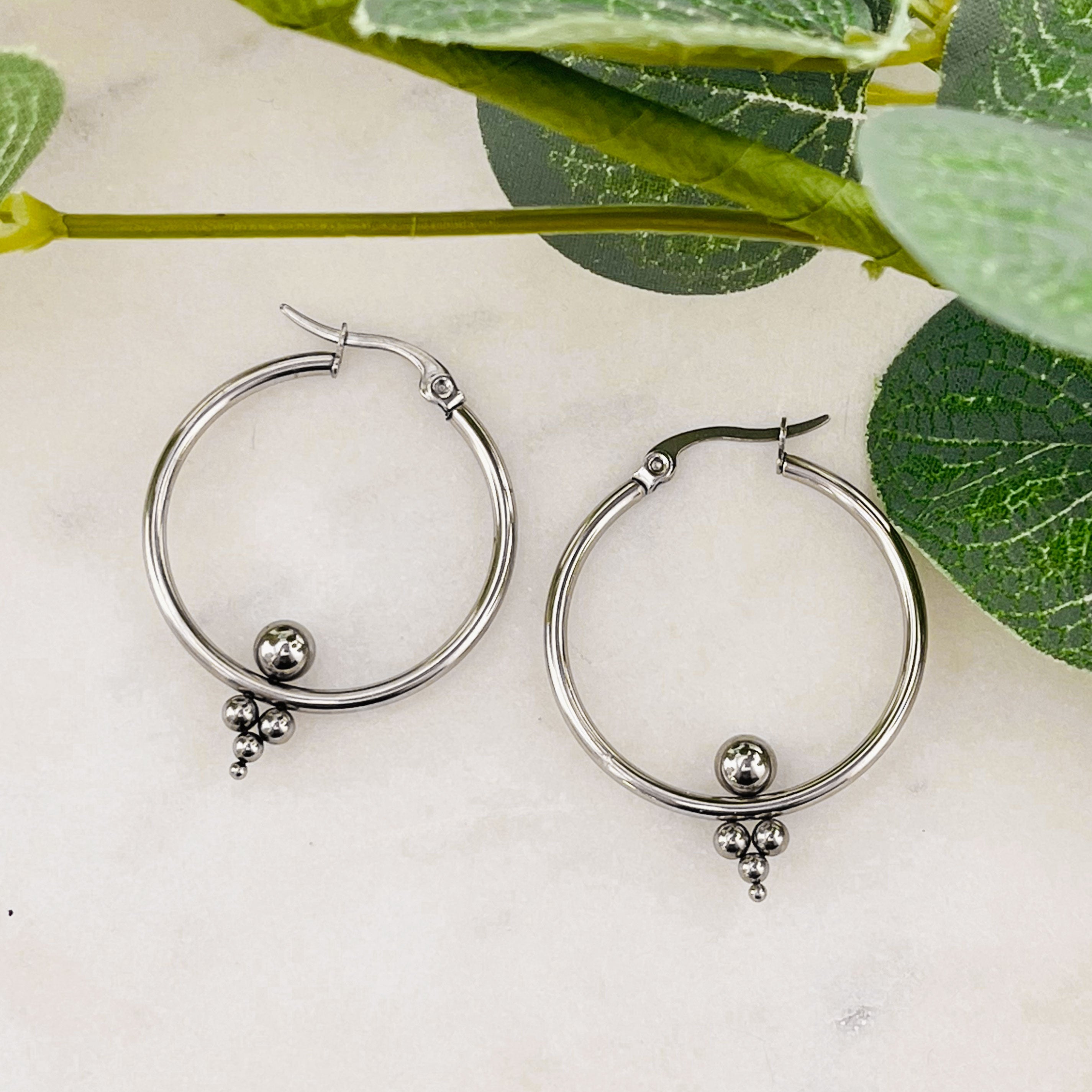 Silber Boho Creolen mit Kugeldekor Chirurgenstahl Asmira