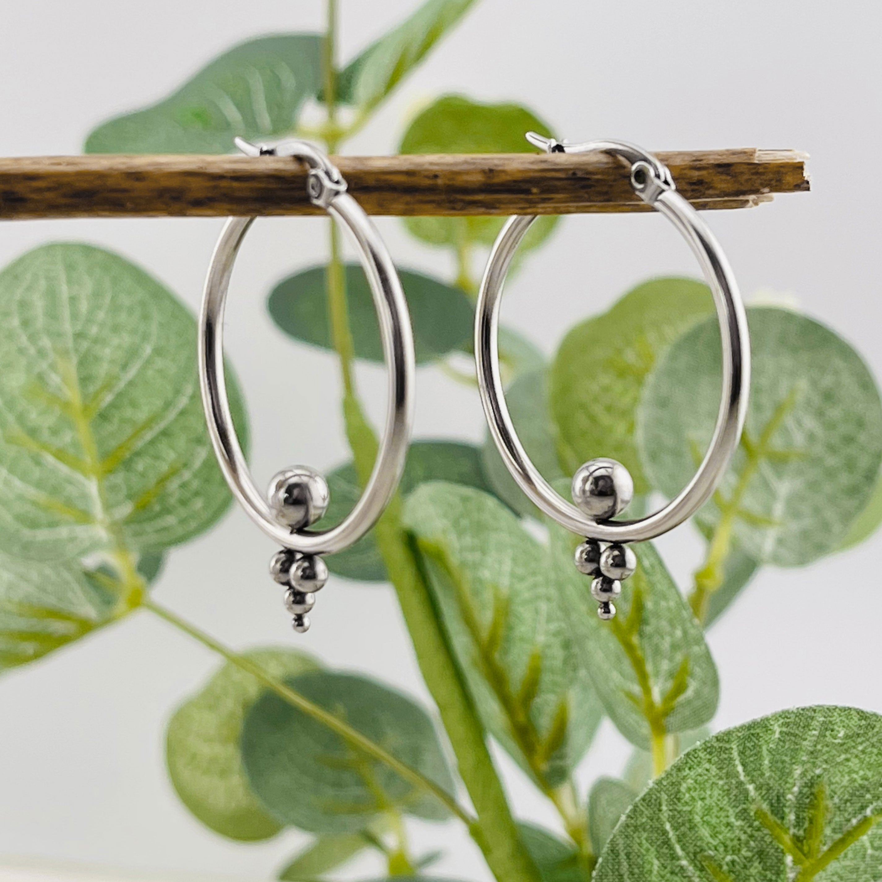 Silber Boho Creolen mit Kugeldekor Chirurgenstahl Asmira