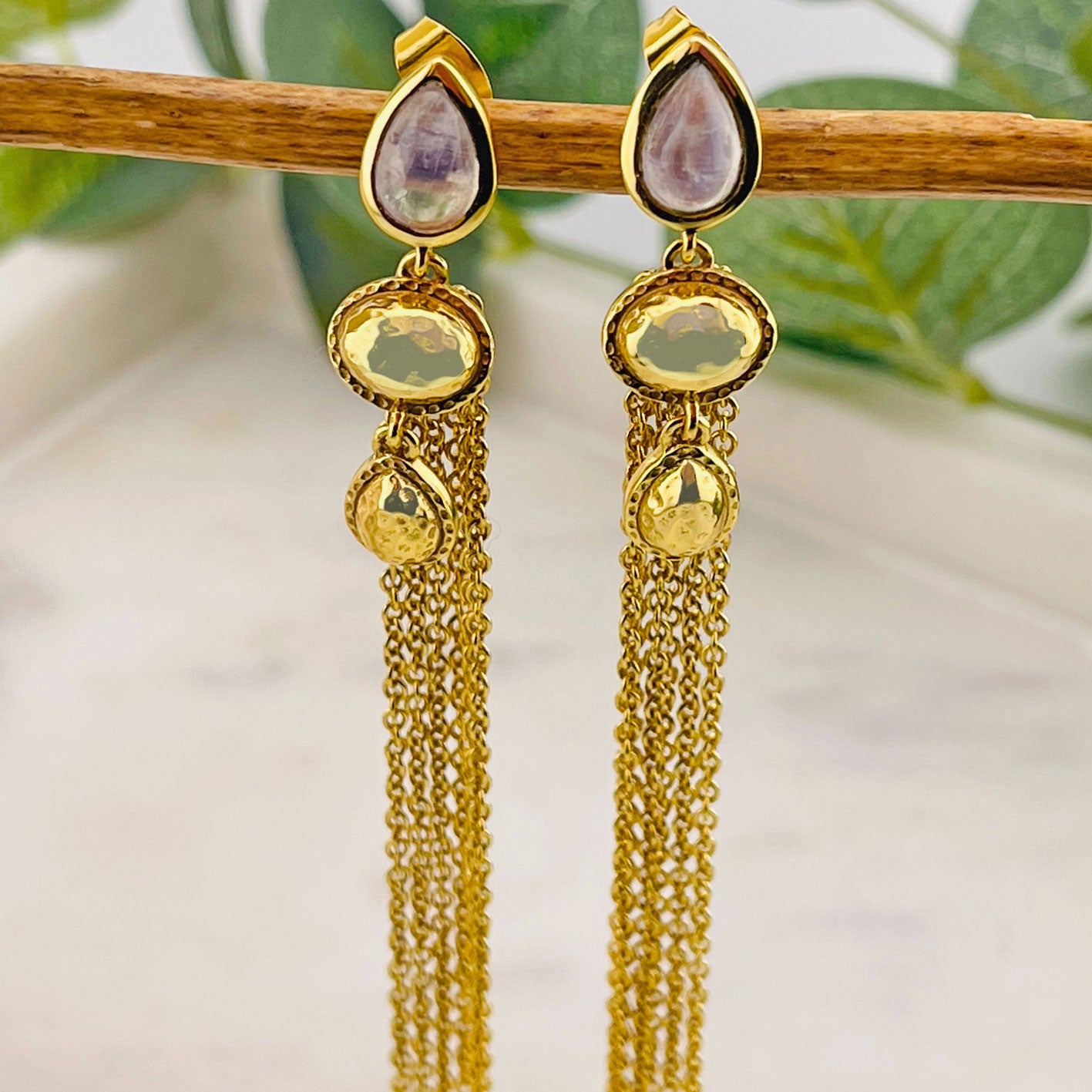 Ohrstecker Gold mit langen Kettchen und Mondstein Pink Sand Scarlett