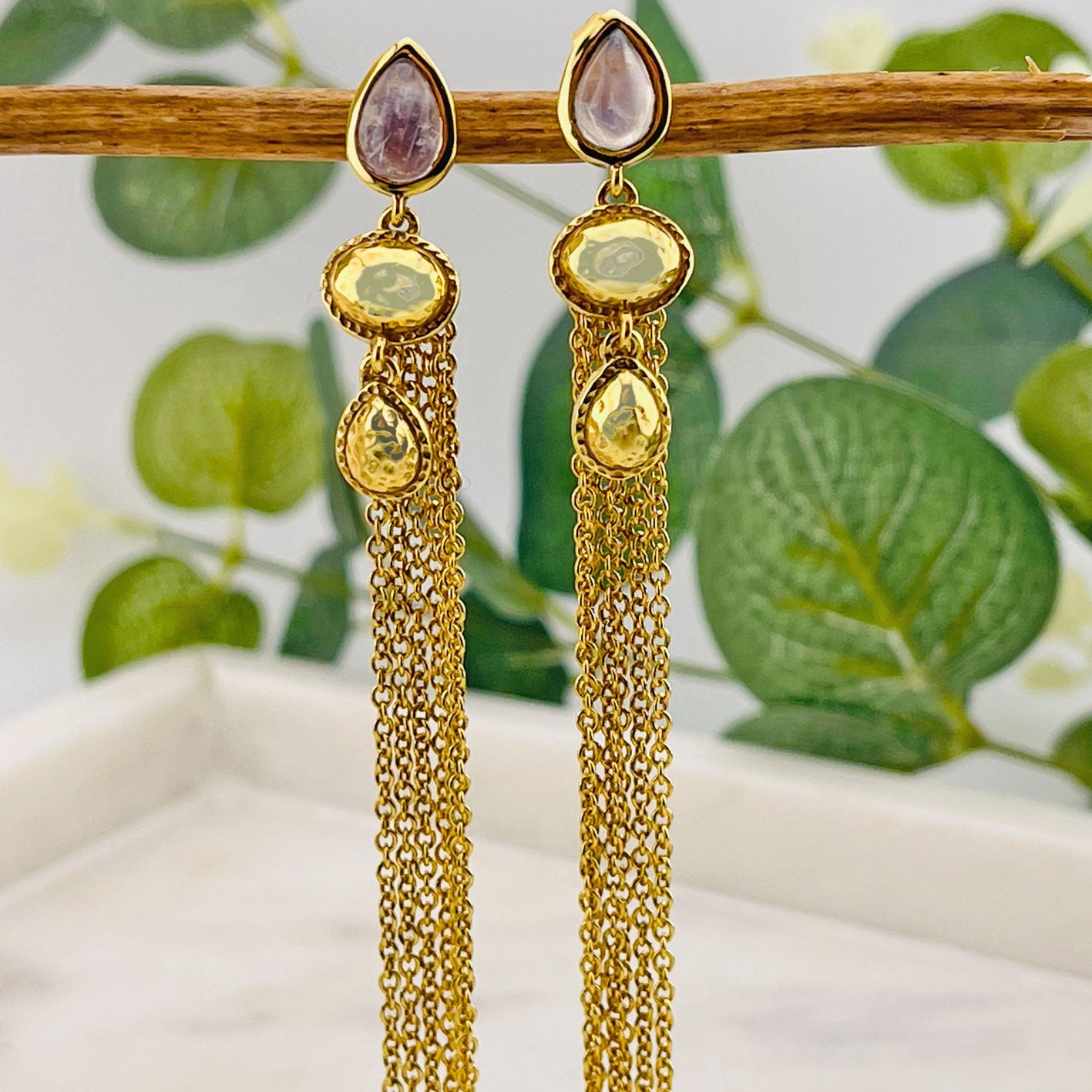 Ohrstecker Gold mit langen Kettchen und Mondstein Pink Sand Scarlett