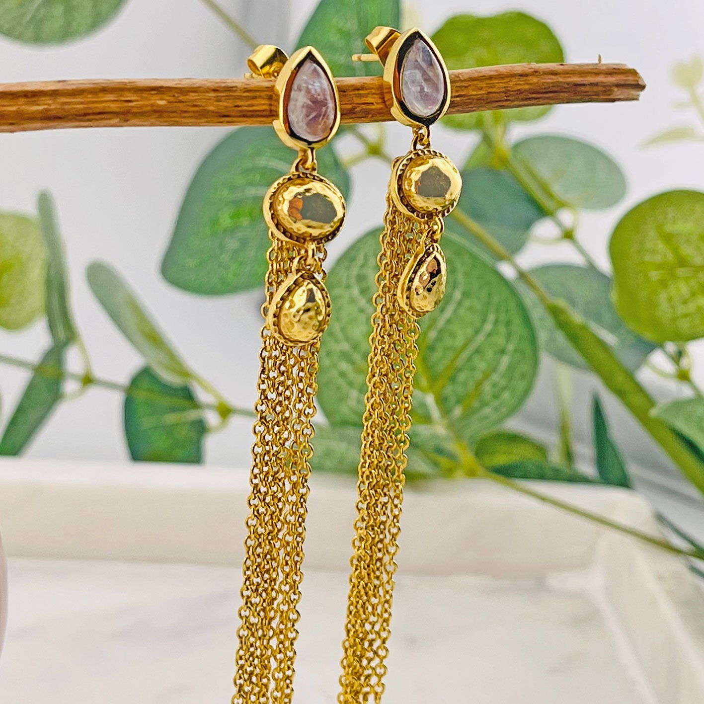 Ohrstecker Gold mit langen Kettchen und Mondstein Pink Sand Scarlett