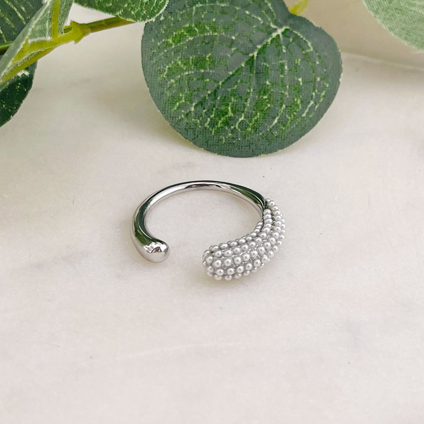 Organisch geformter Silberring mit einseitigem Kugeldekor Lapin