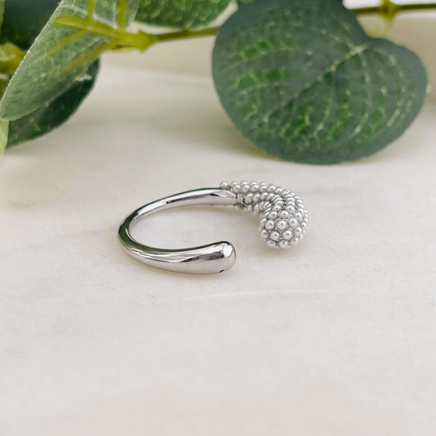 Organisch geformter Silberring mit einseitigem Kugeldekor Lapin