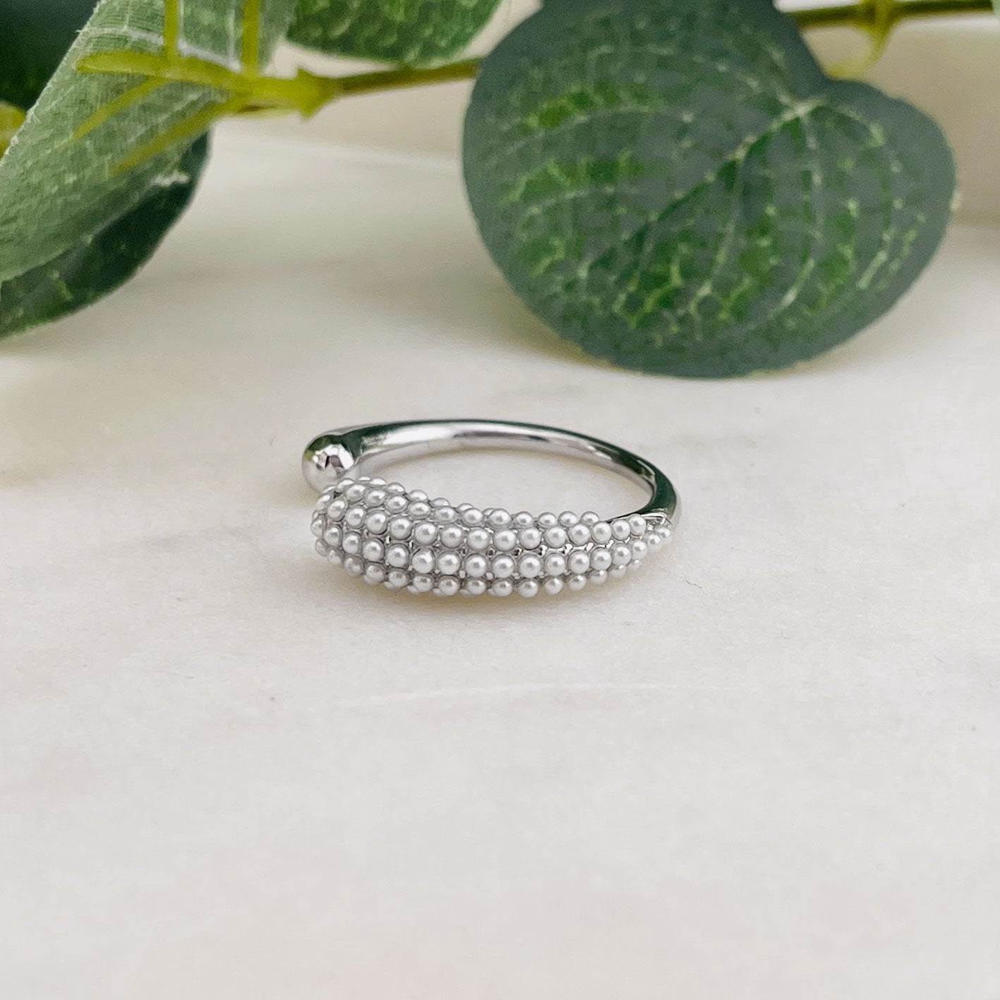 Organisch geformter Silberring mit einseitigem Kugeldekor Lapin