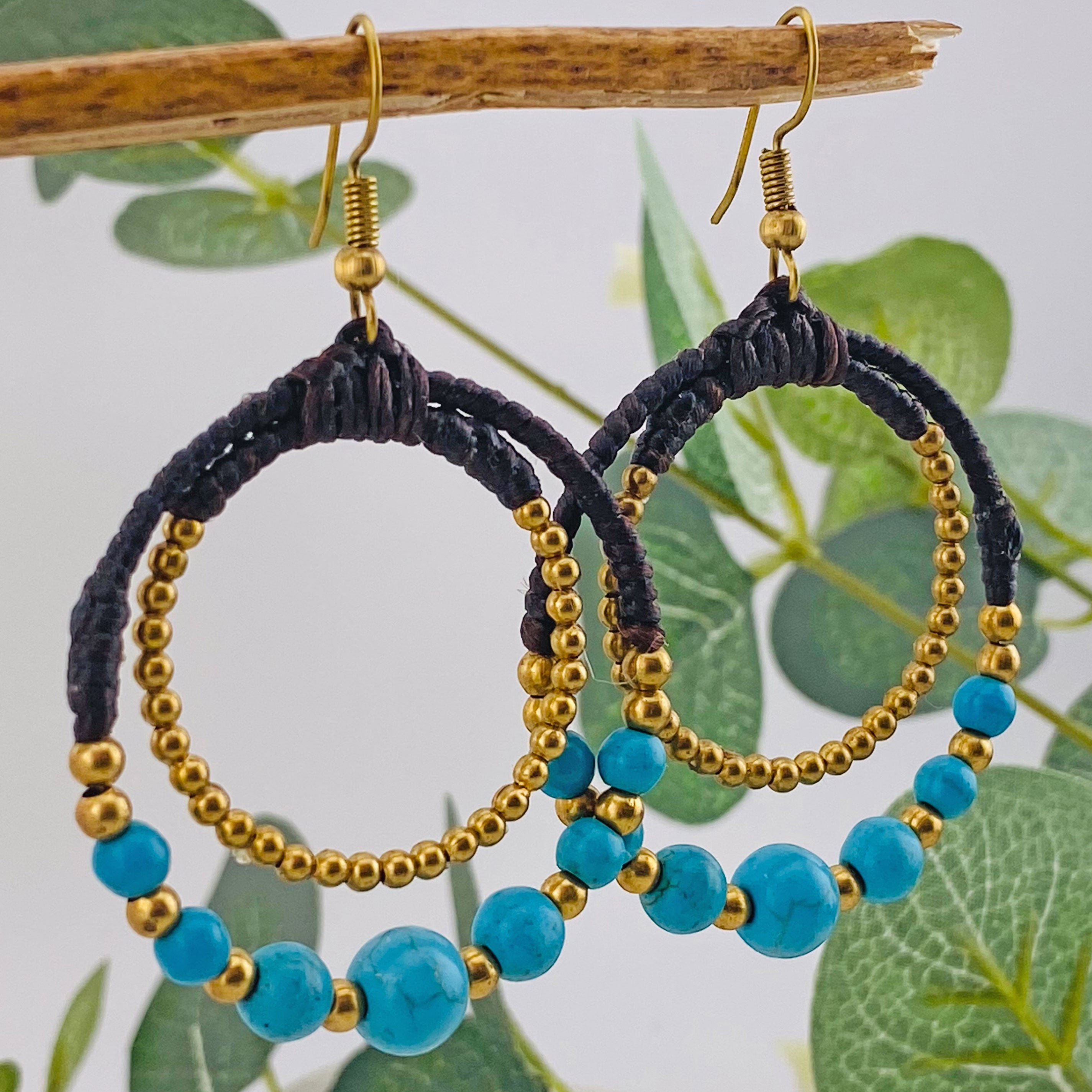 Sommerliche Ohrhänger mit hellblauen und Gold-Perlen Yaeko