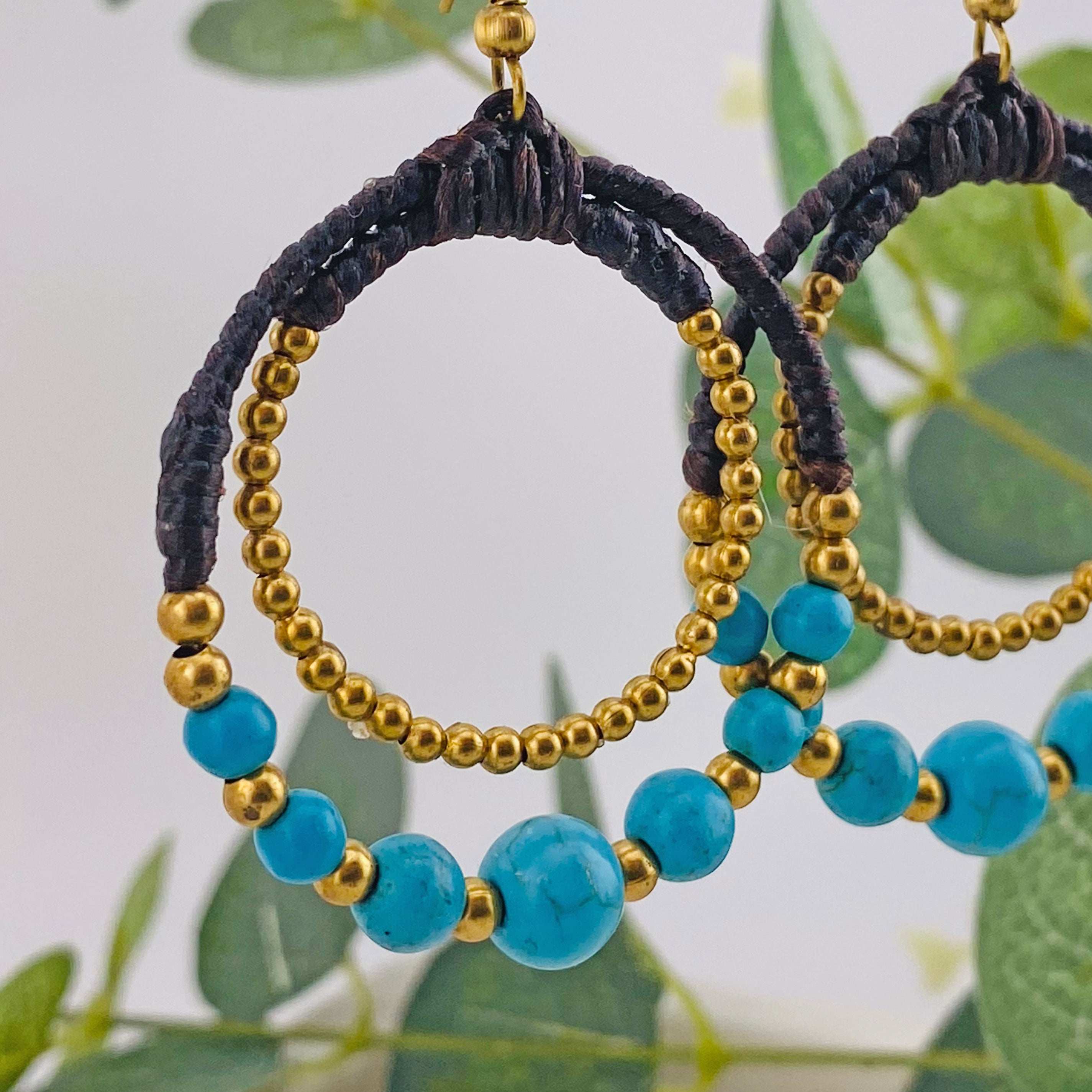 Sommerliche Ohrhänger mit hellblauen und Gold-Perlen Yaeko