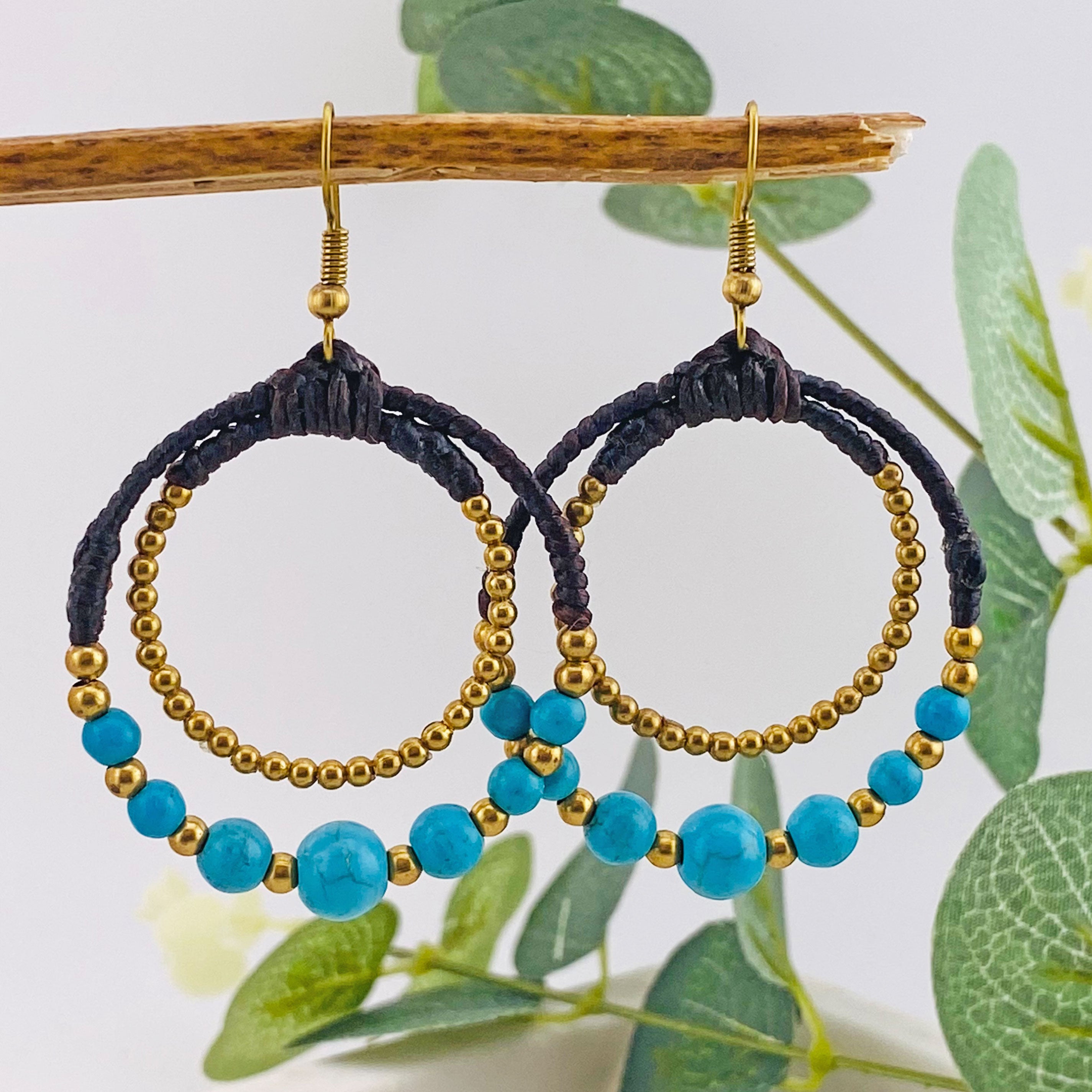 Sommerliche Ohrhänger mit hellblauen und Gold-Perlen Yaeko