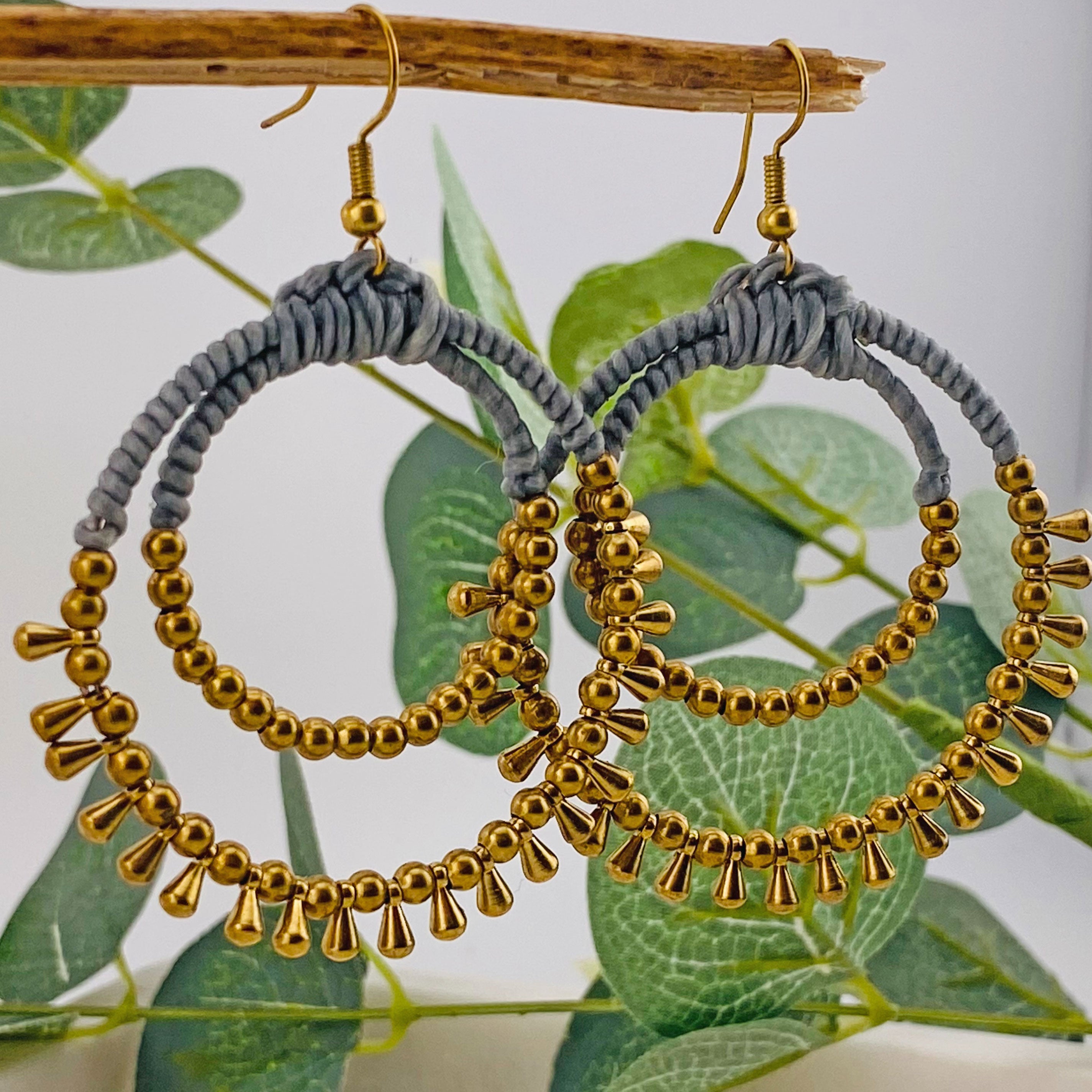 Perlen-Ohrhänger mit Reifen in Gold und Grau Jayna