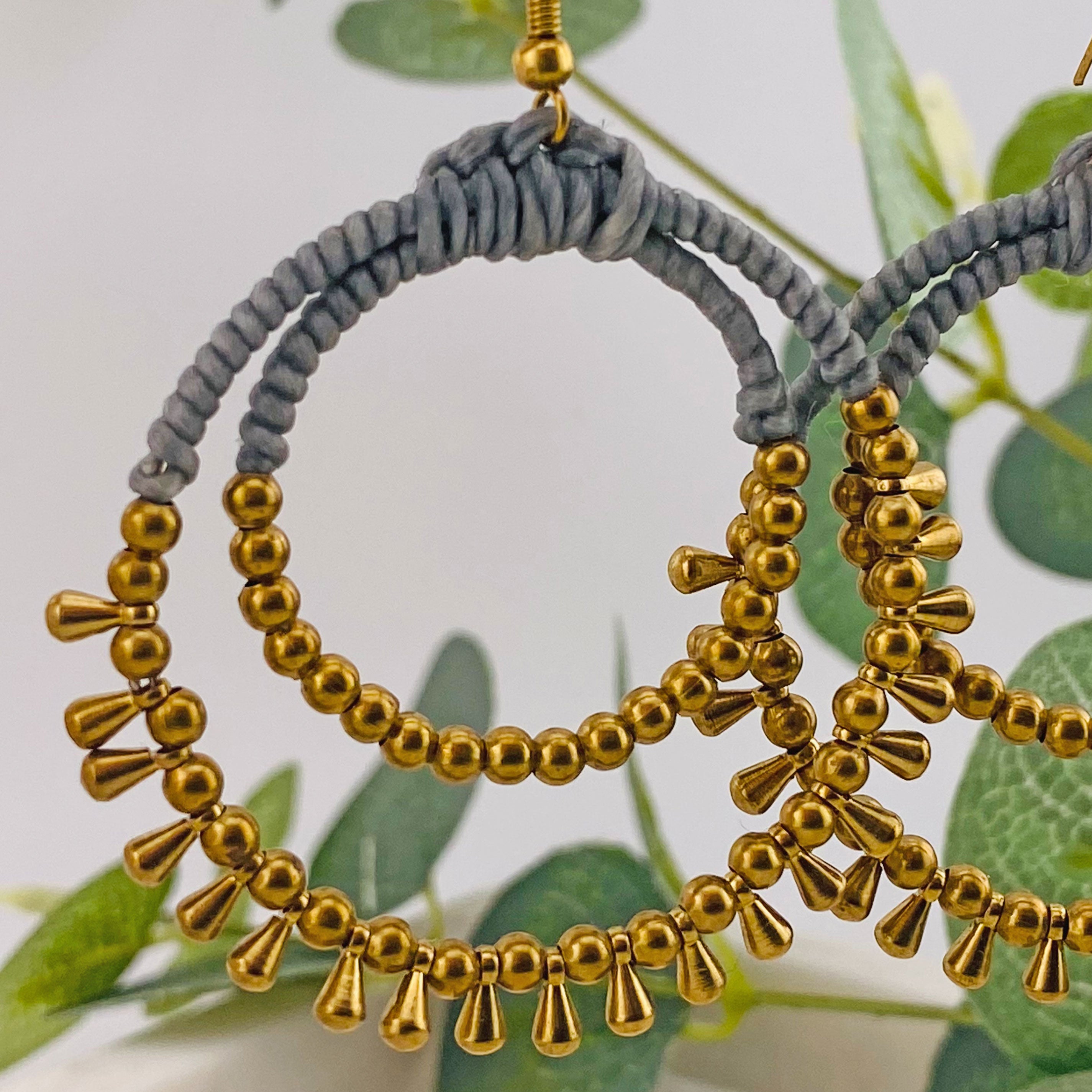 Perlen-Ohrhänger mit Reifen in Gold und Grau Jayna