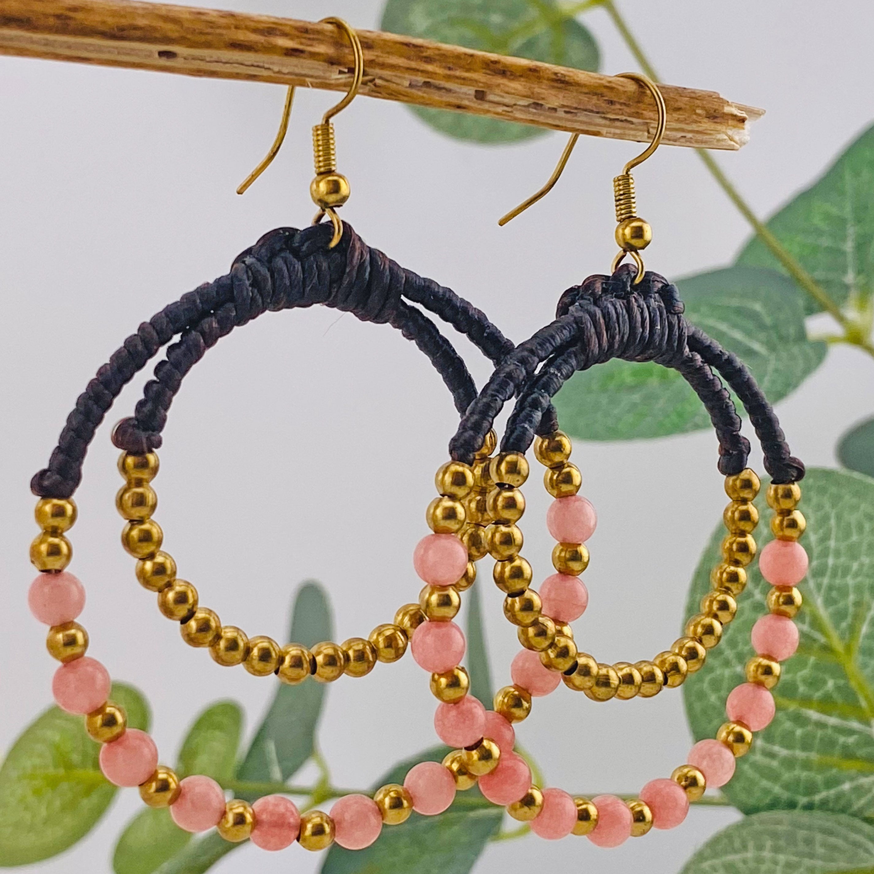Verspielte Ohrringe mit rosa und Goldperlen Inori