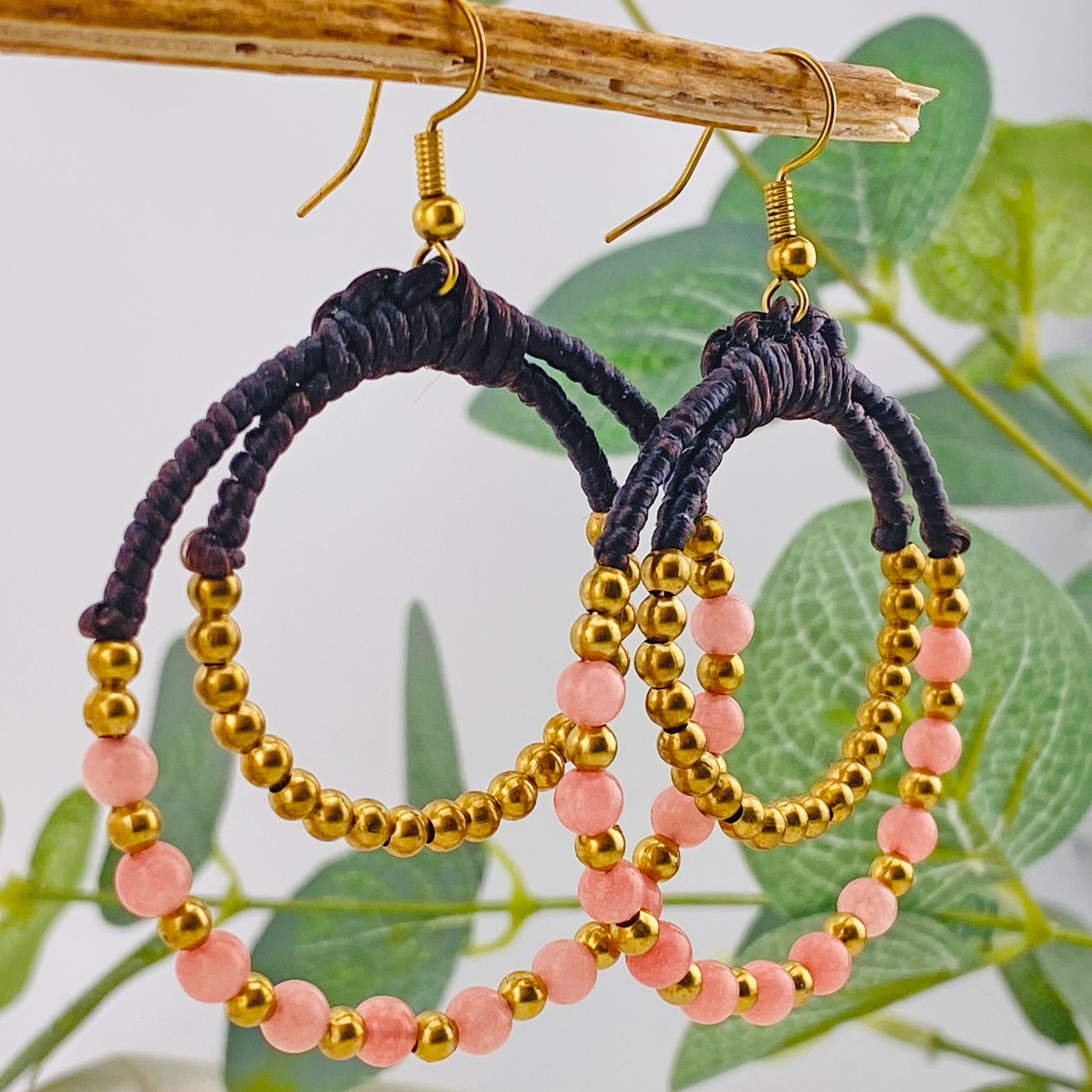 Verspielte Ohrringe mit rosa und Goldperlen Inori
