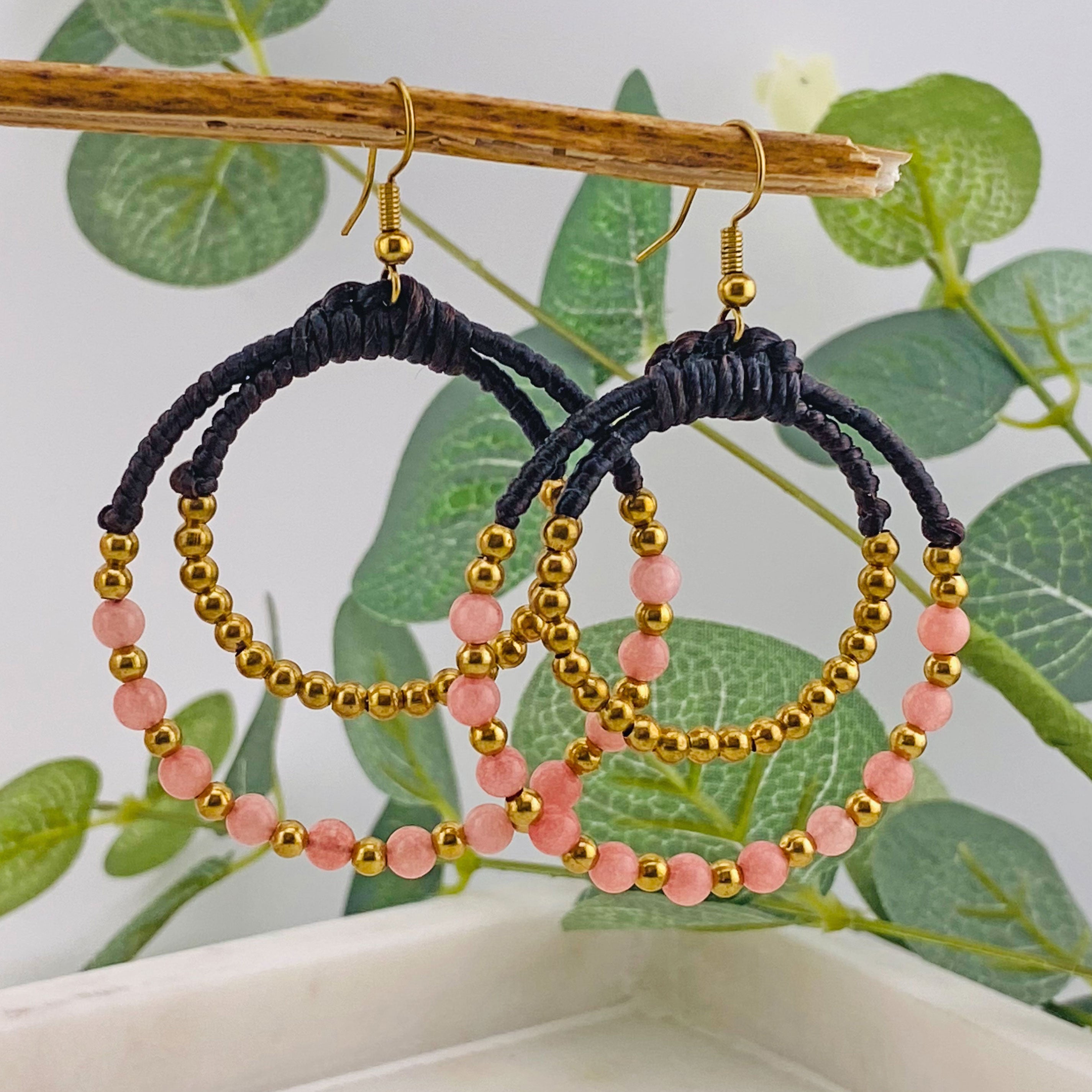 Verspielte Ohrringe mit rosa und Goldperlen Inori