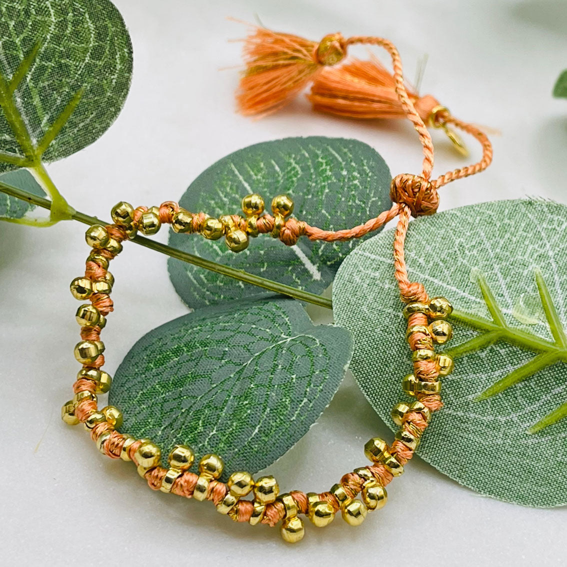 Pink Sand Garn-Armband in Lachs mit Goldperlen Lines