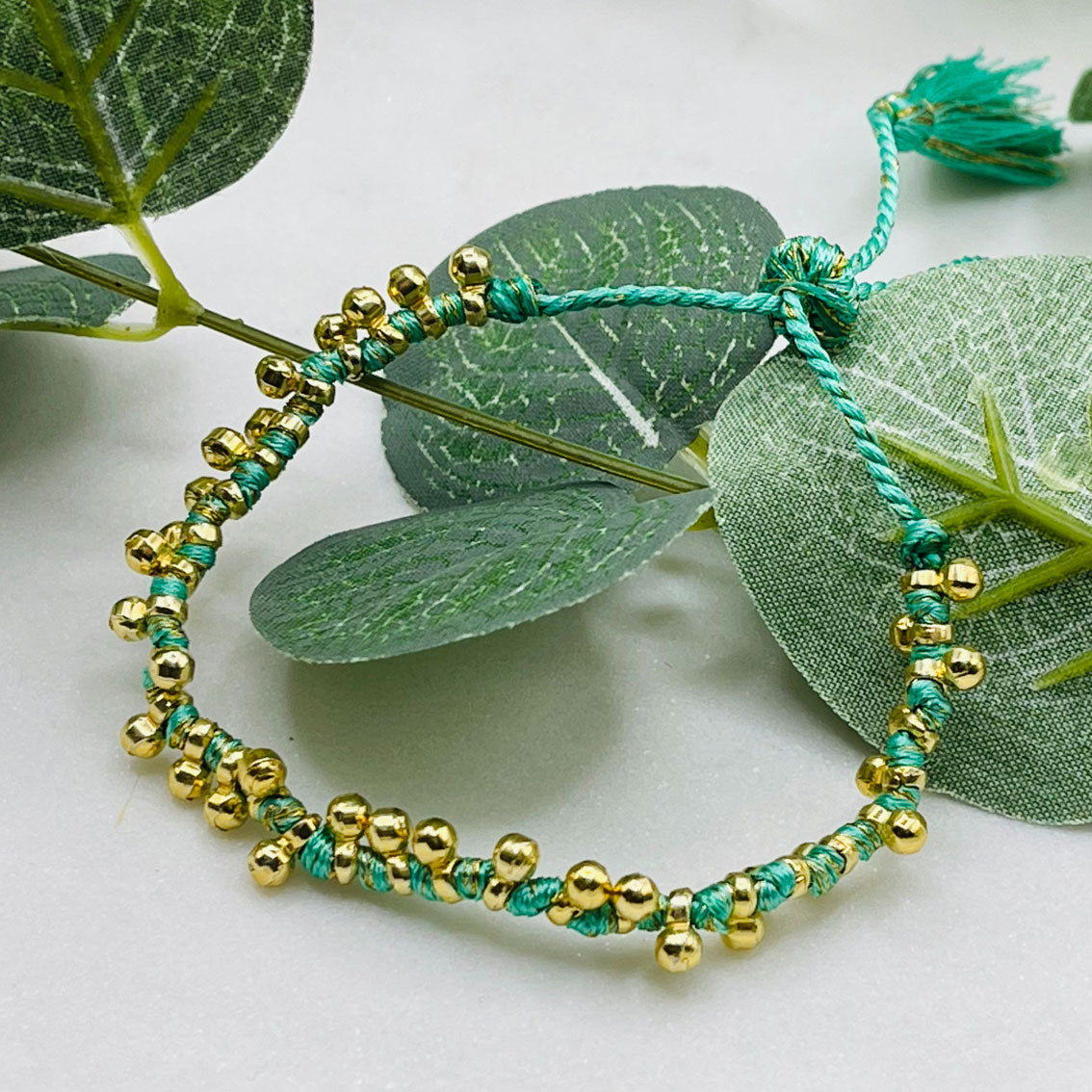 Pink Sand Garn-Armband in Mint mit Goldperlen Ginger