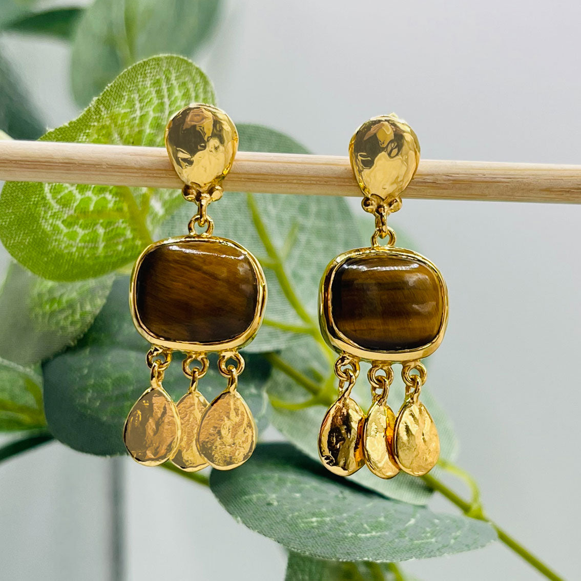 Trendige Goldohrringe mit Anhängerchen und Tigerauge Pink Sand Brinja