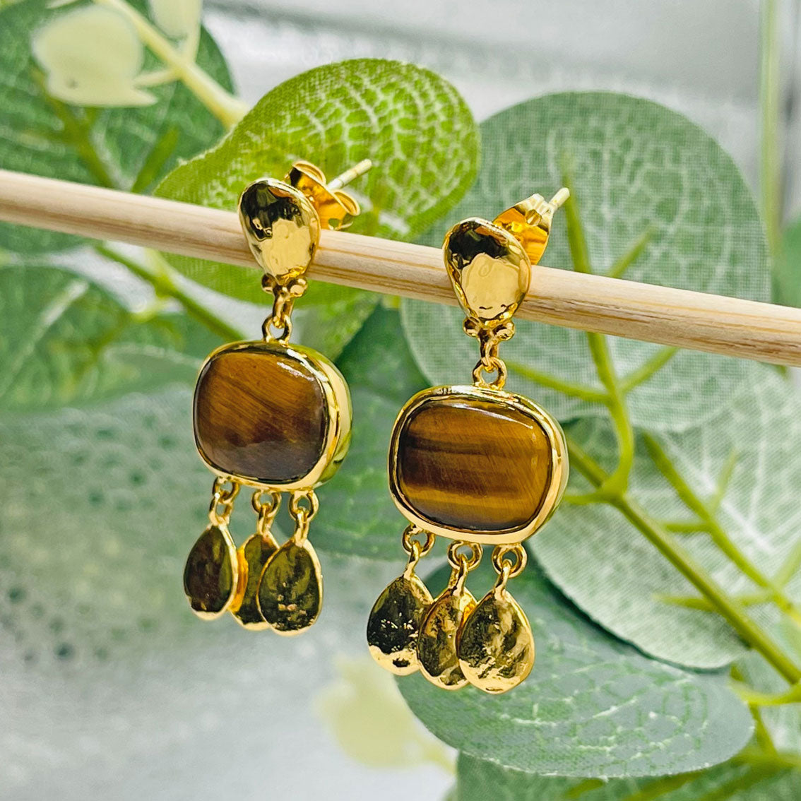 Trendige Goldohrringe mit Anhängerchen und Tigerauge Pink Sand Brinja