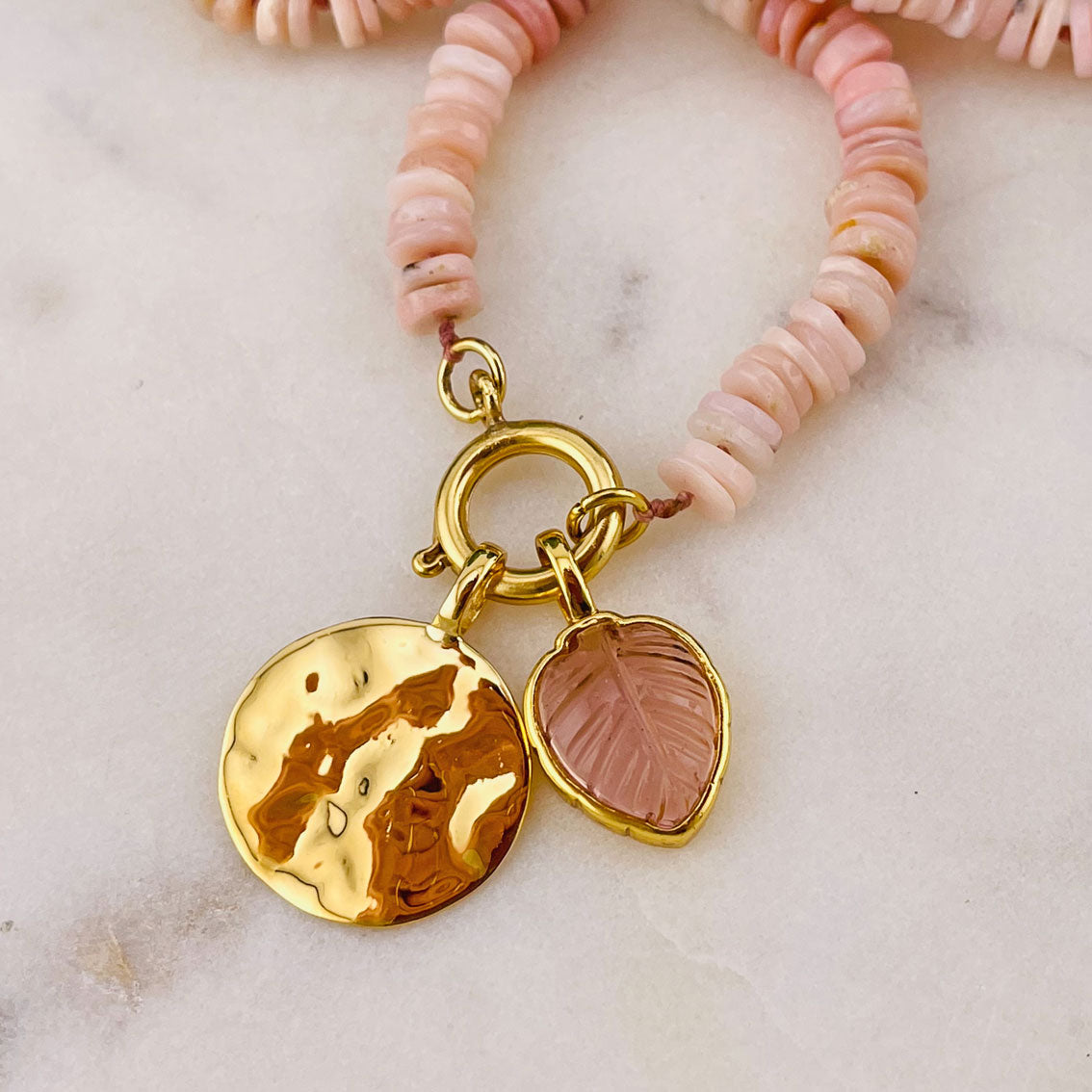 Pink Sand Halskette mit Rosa Opal-Steinen und Goldanhänger Sirosa
