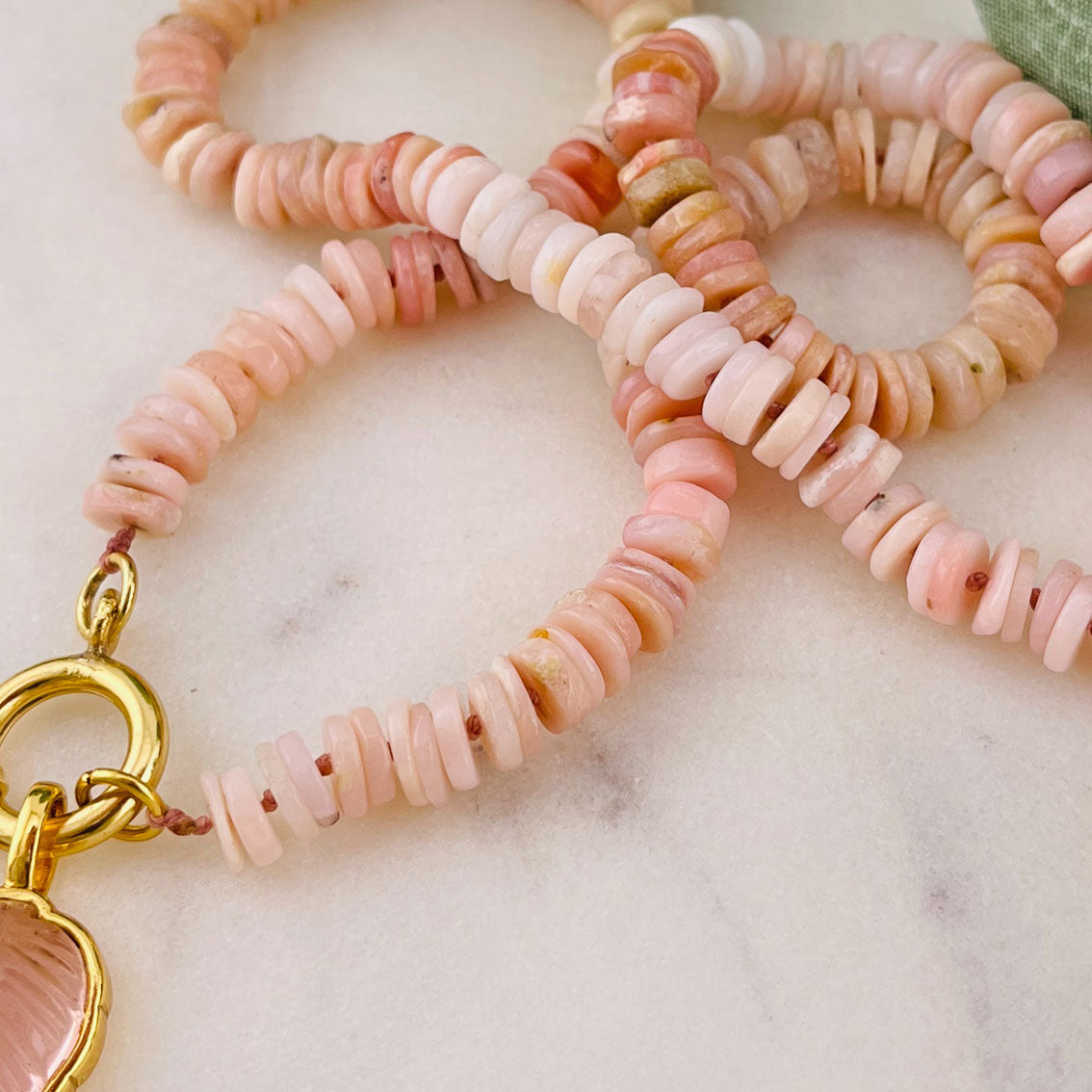 Pink Sand Halskette mit Rosa Opal-Steinen und Goldanhänger Sirosa