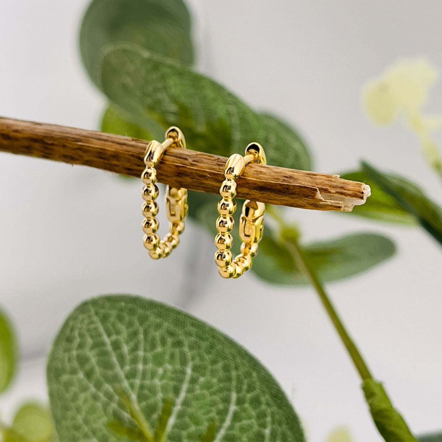 Rechteckige Klick-Creolen Gold mit Boho Chic Look Mentilla