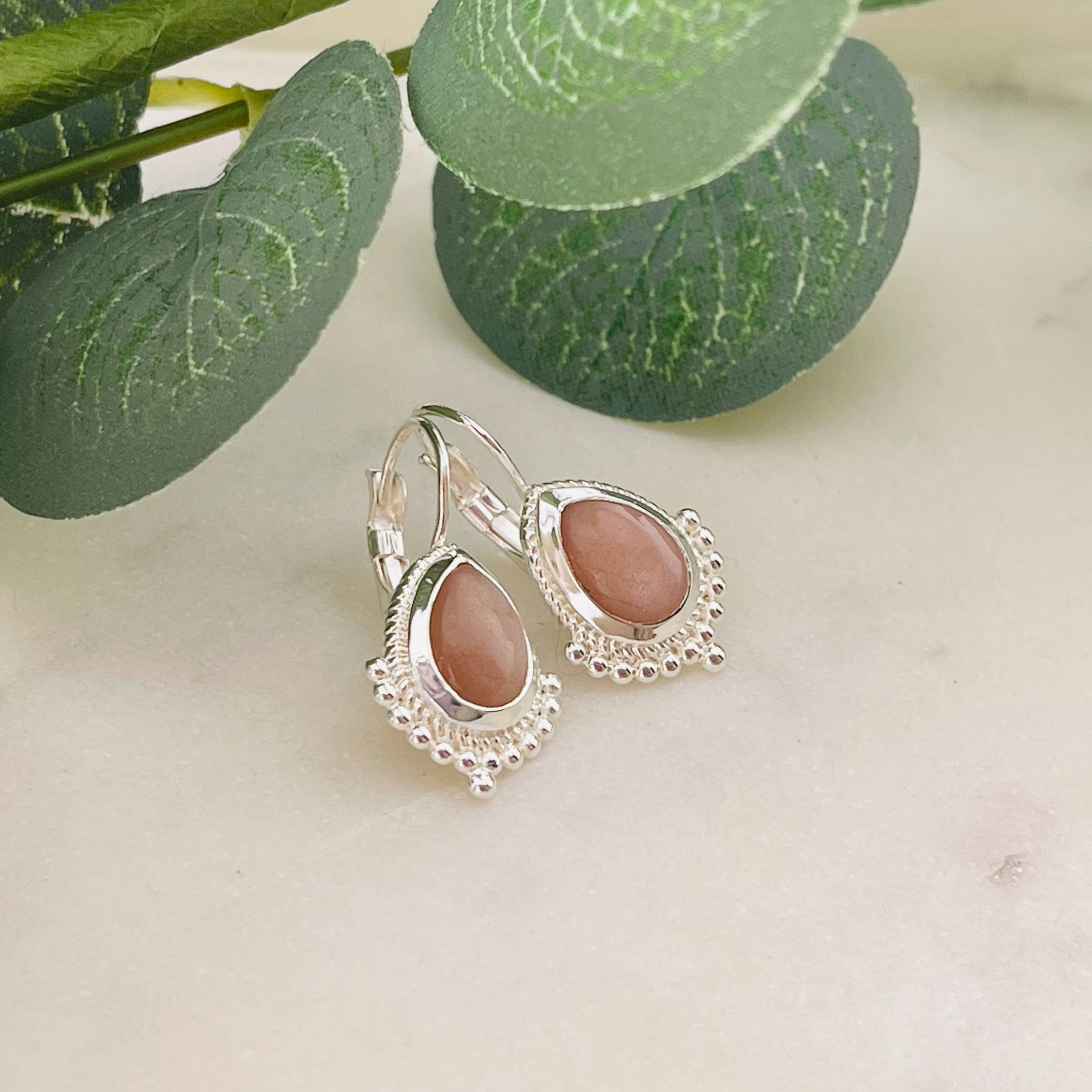 Silberohrhänger brauner Mondstein Vintage-Style Pink Sand Querida
