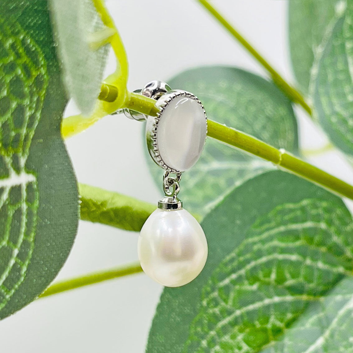 Silber-Ohrstecker mit weissem Perlmutt und Süsswasserperle Xiva