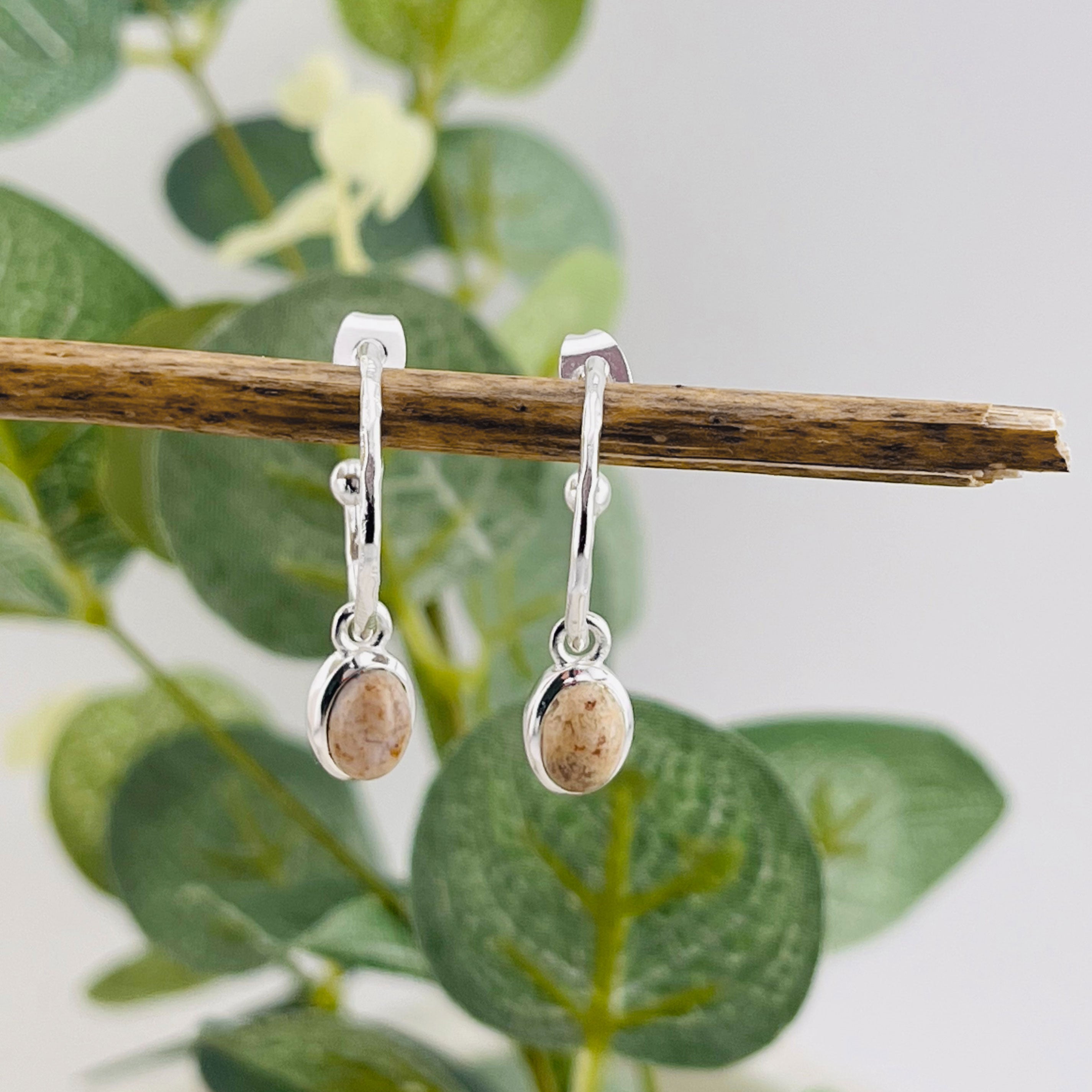 Offene Silbercreolen-Ohrringe mit Riverstone-Anhänger Pink Sand Eltje