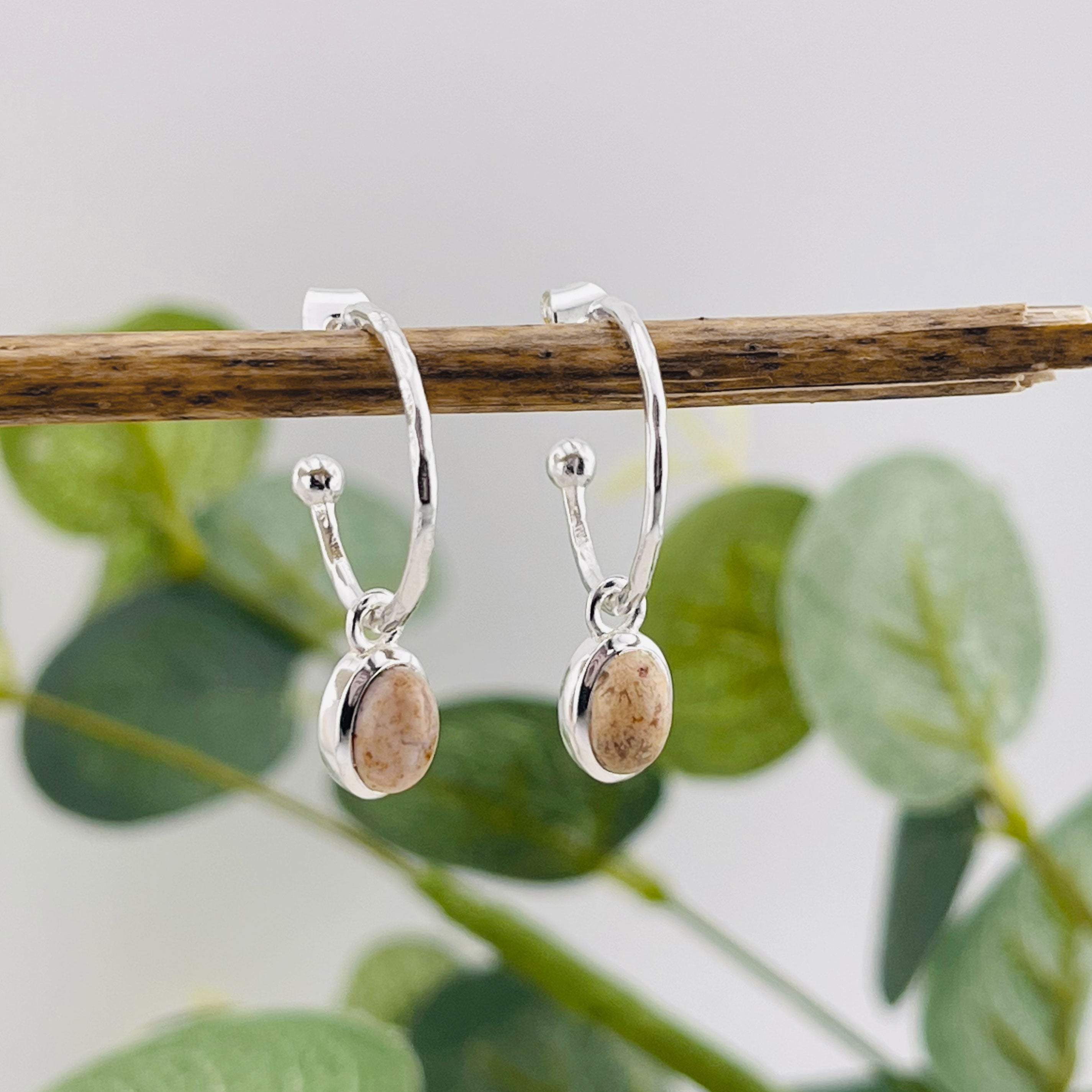 Offene Silbercreolen-Ohrringe mit Riverstone-Anhänger Pink Sand Eltje