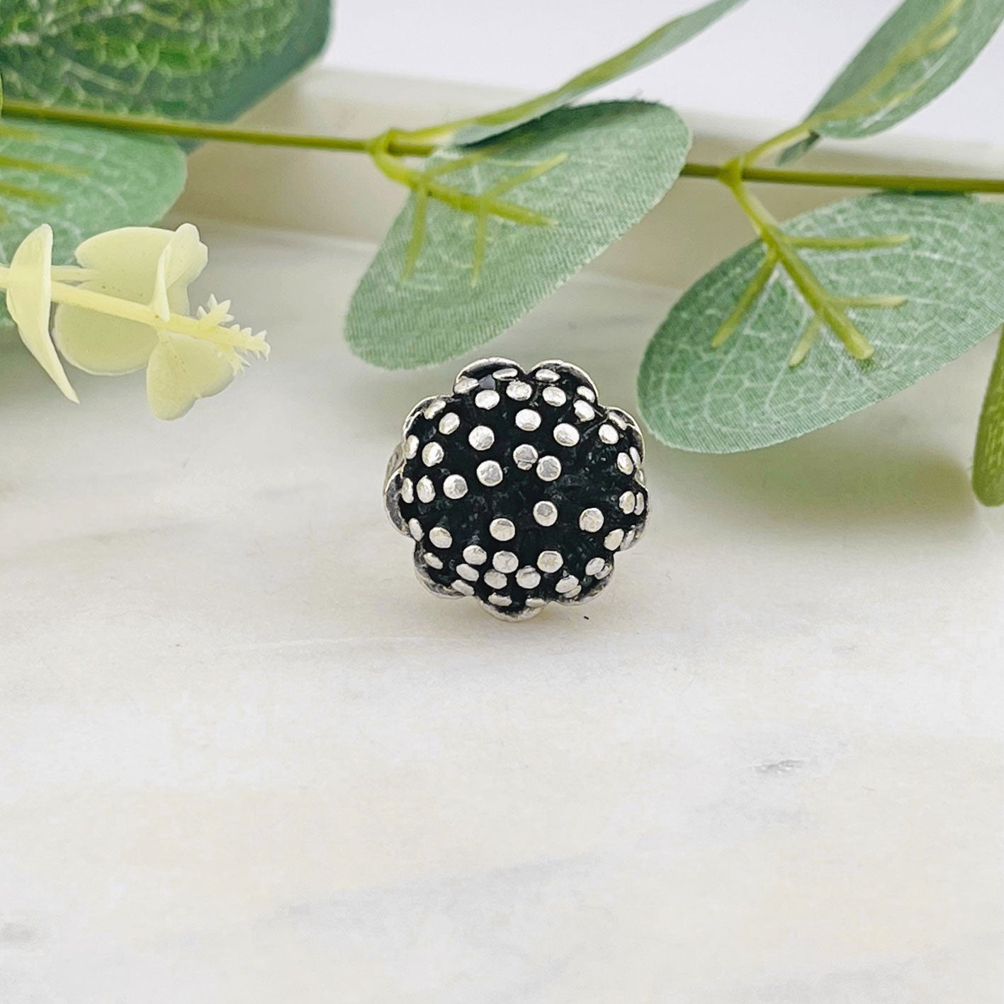 Silberner Boho Fingerring mit Pilzkopf Design Esha