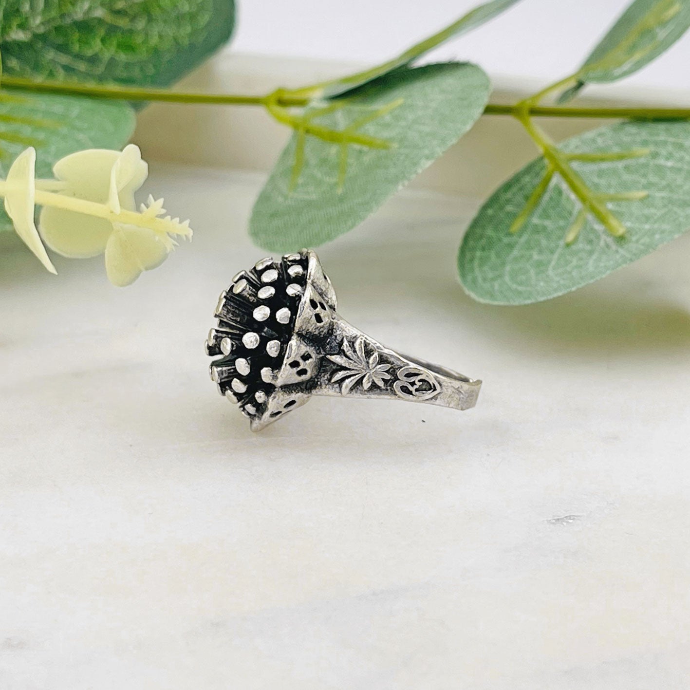 Silberner Boho Fingerring mit Pilzkopf Design Esha