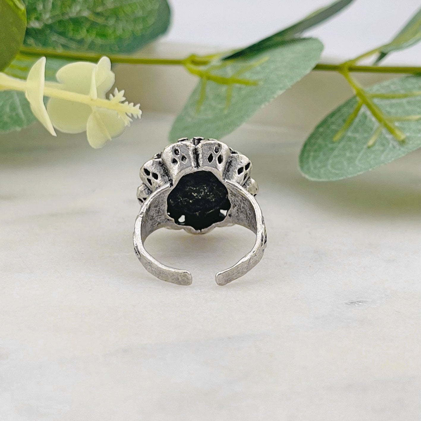 Silberner Boho Fingerring mit Pilzkopf Design Esha