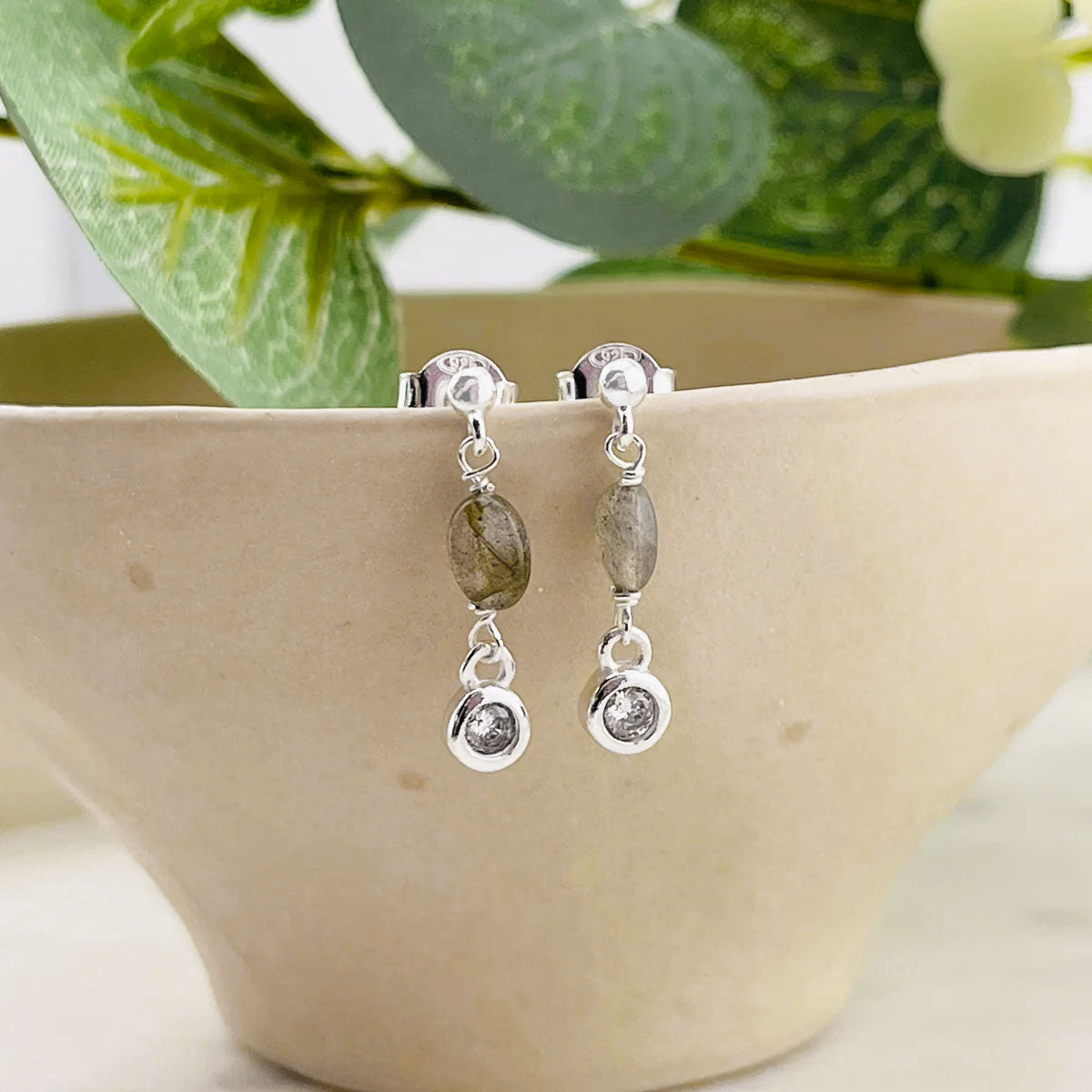 Silberohrstecker mit Labradorit Anhänger Karis