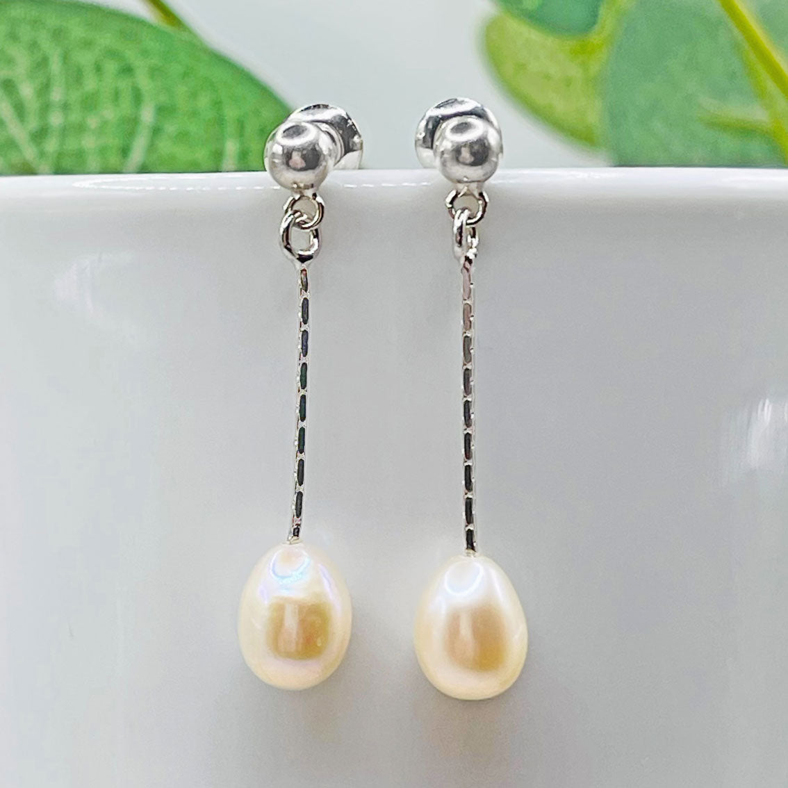 Silberohrstecker mit Perlen-Anhänger an feinem Kettchen Millyar