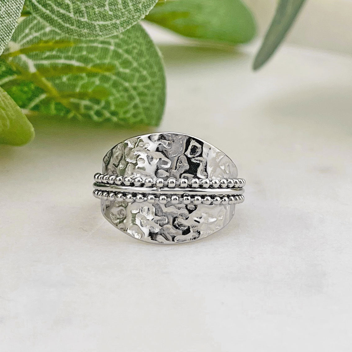 Silberring mit gehämmertem Band und Perlenketten Bréteny