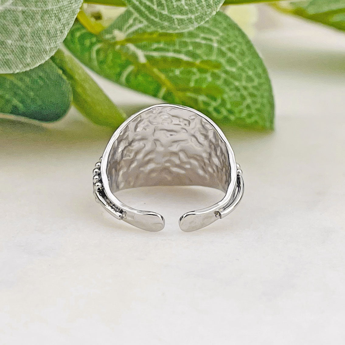 Offener Silberring mit gehämmertem Band und Perlenketten Bréteny