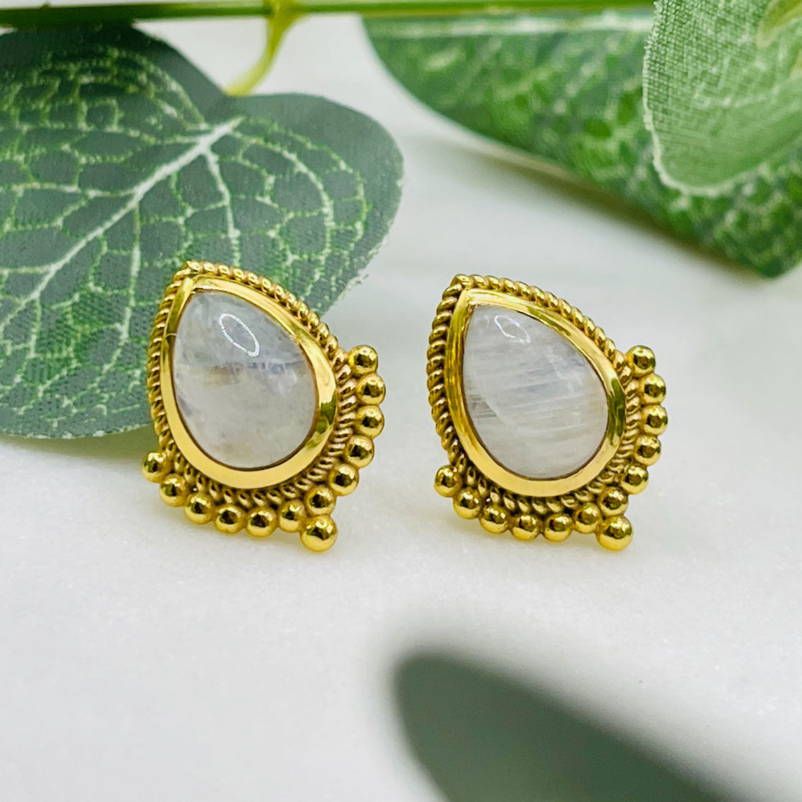 Stilvolle Gold-Ohrstecker mit weissem Quarz Pink Sand Nanté