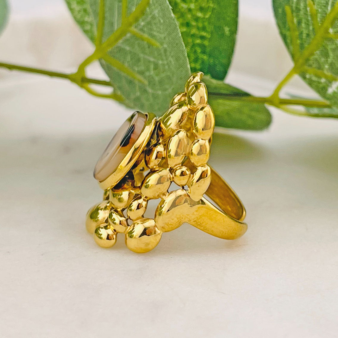 Strukturierter Goldring mit Leoparden-Cabochon Voltage