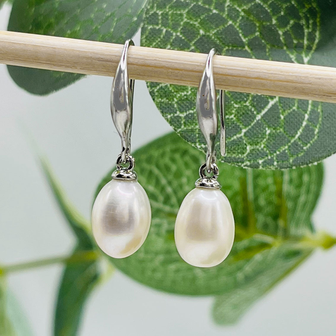 Stylische Silberohrringe mit Süsswasserperlen-Anhänger