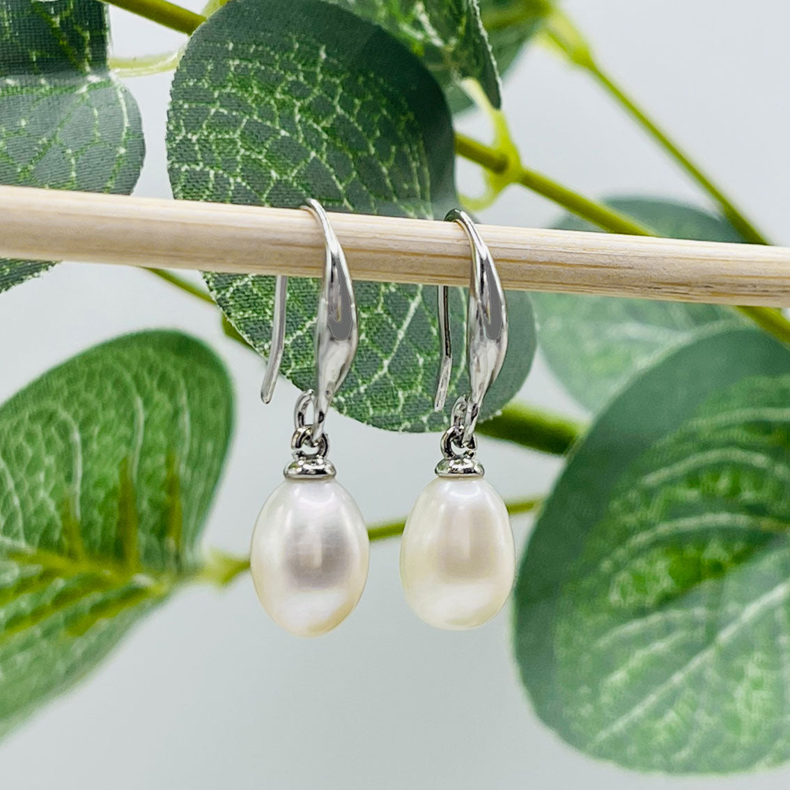 Stylische Silberohrringe mit Süsswasserperlen-Anhänger