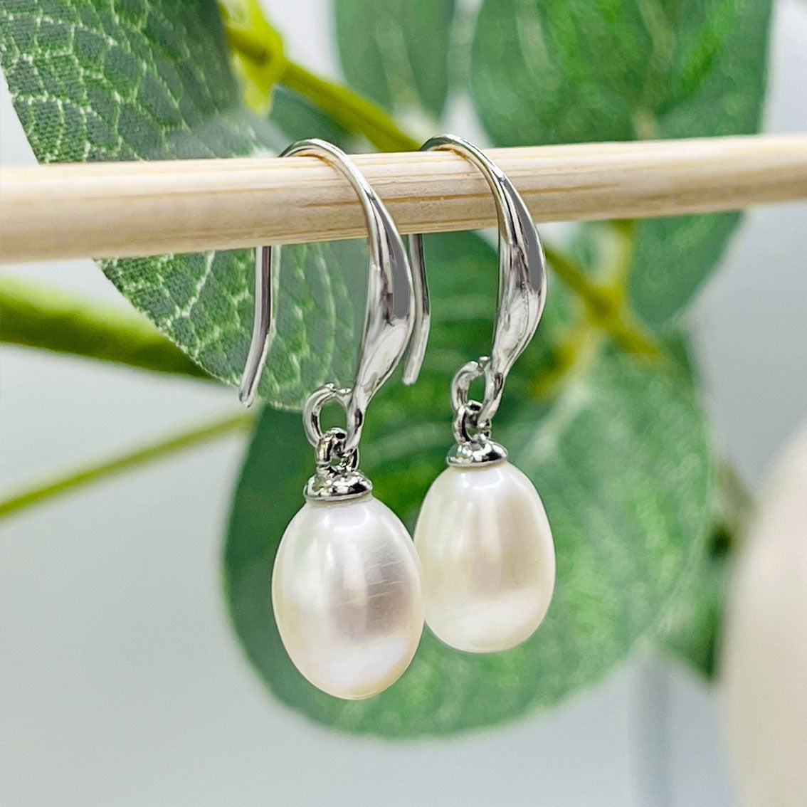 Stylische Silberohrringe mit Süsswasserperlen-Anhänger