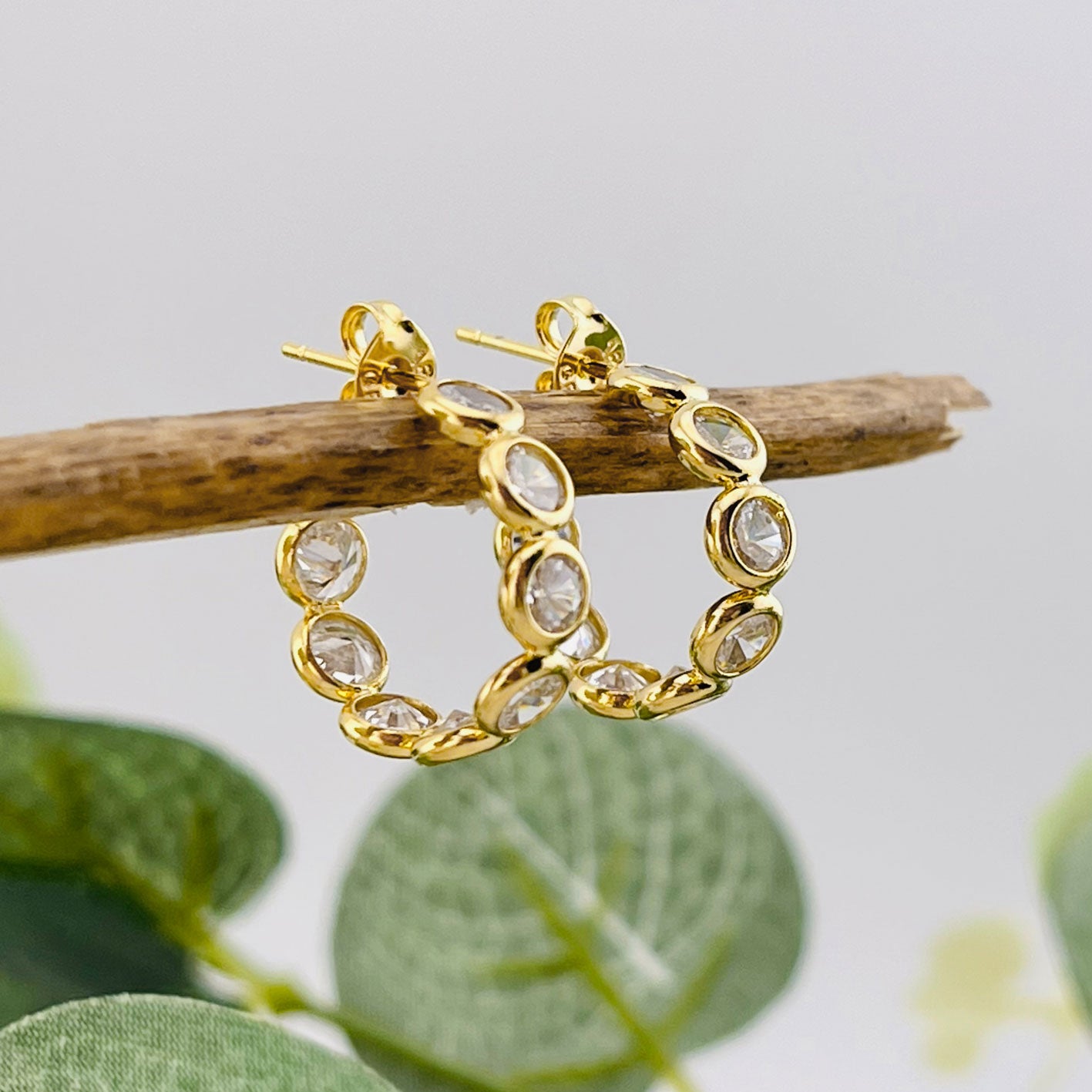 Trendige goldene Hoops mit glitzernden Kristall-Einsätzen Tuske