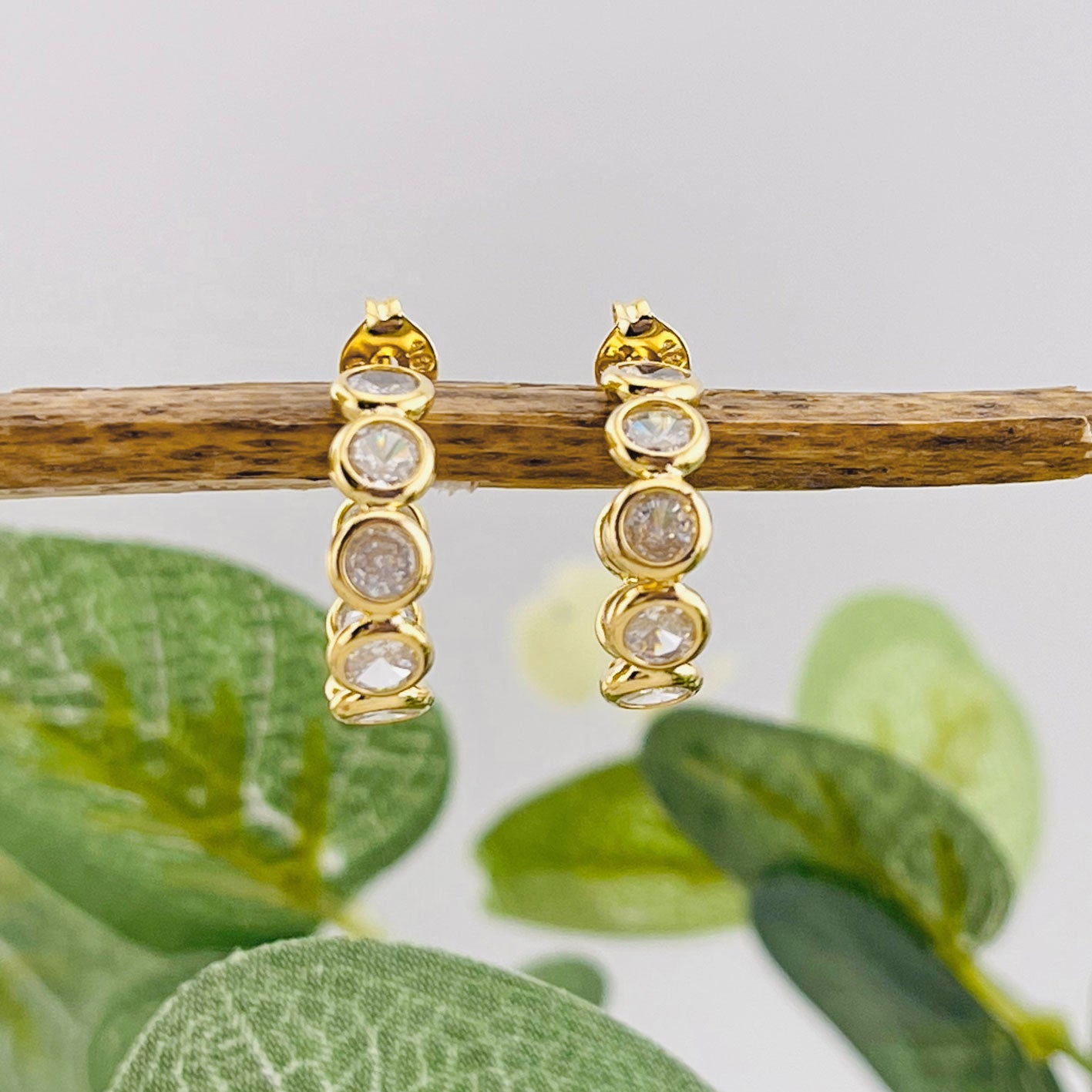 Trendige goldene Hoops mit glitzernden Kristall-Einsätzen Tuske