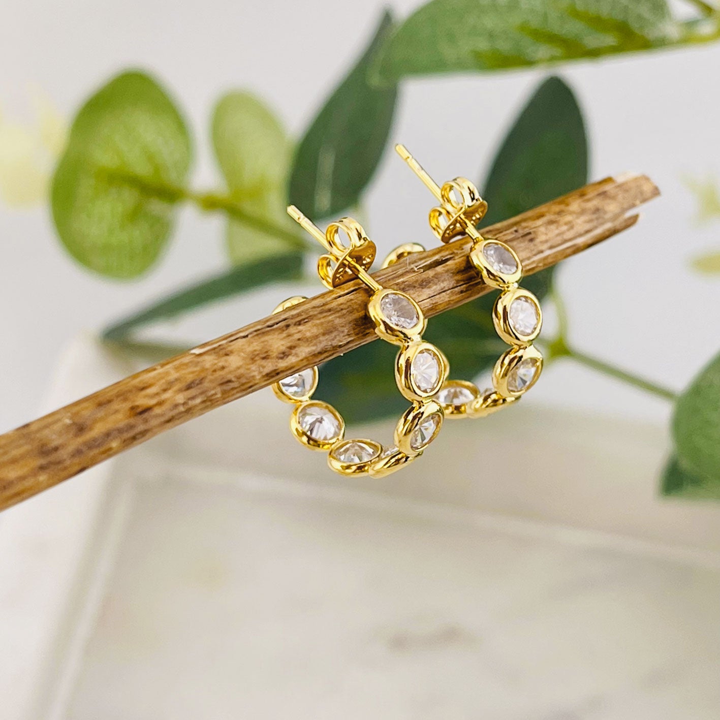 Trendige goldene Hoops mit glitzernden Kristall-Einsätzen Tuske