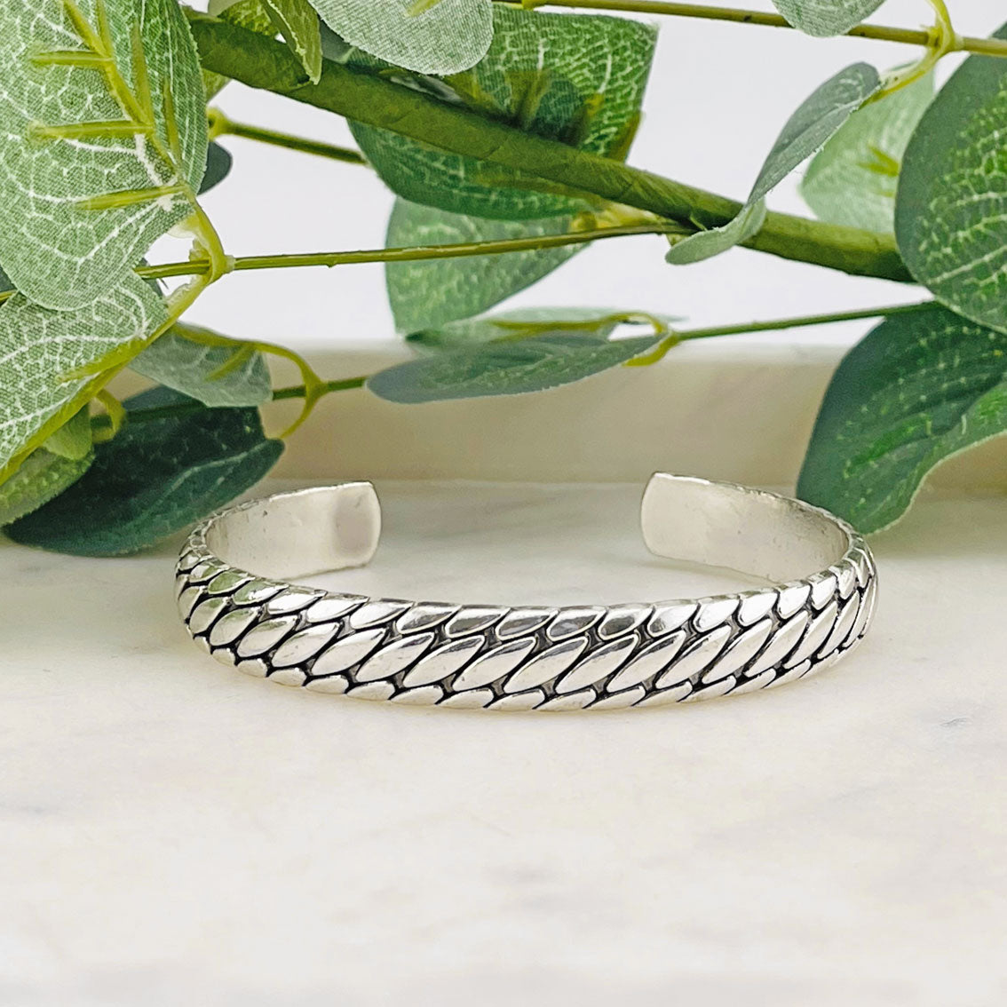 Trendiger Silberarmreif aus Edelstahl mit Boho-Flair Denna