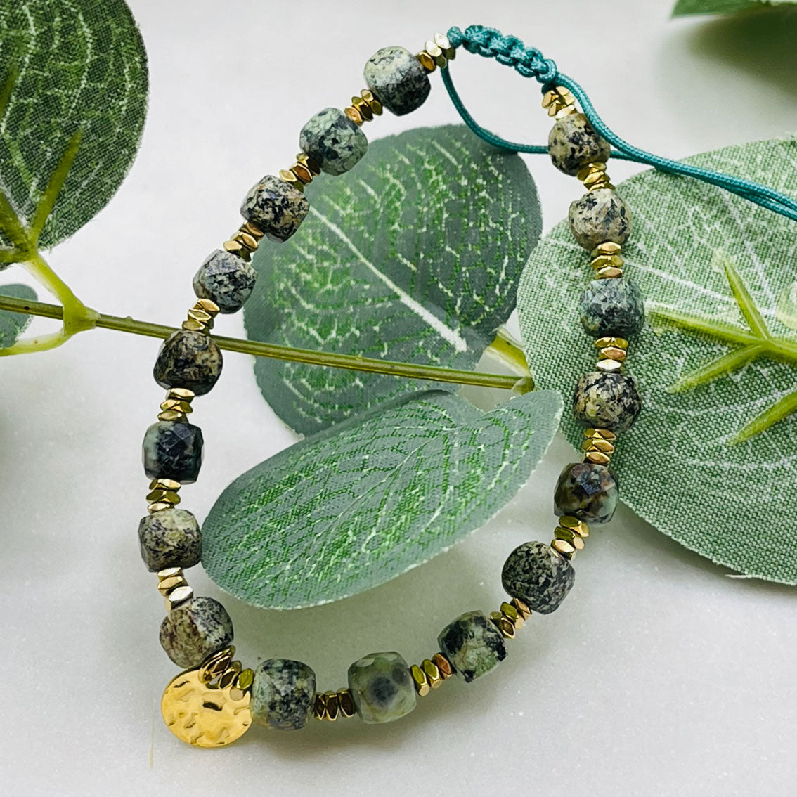 Trendiges Armband mit grünen Steinperlen und Goldplättchen Bairo Eya