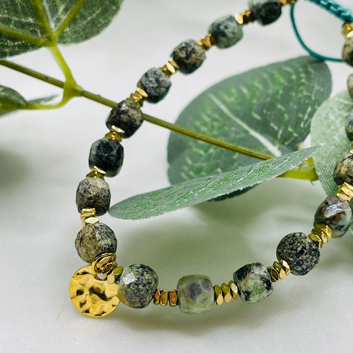 Trendiges Armband mit grünen Steinperlen und Goldplättchen Bairo Eya