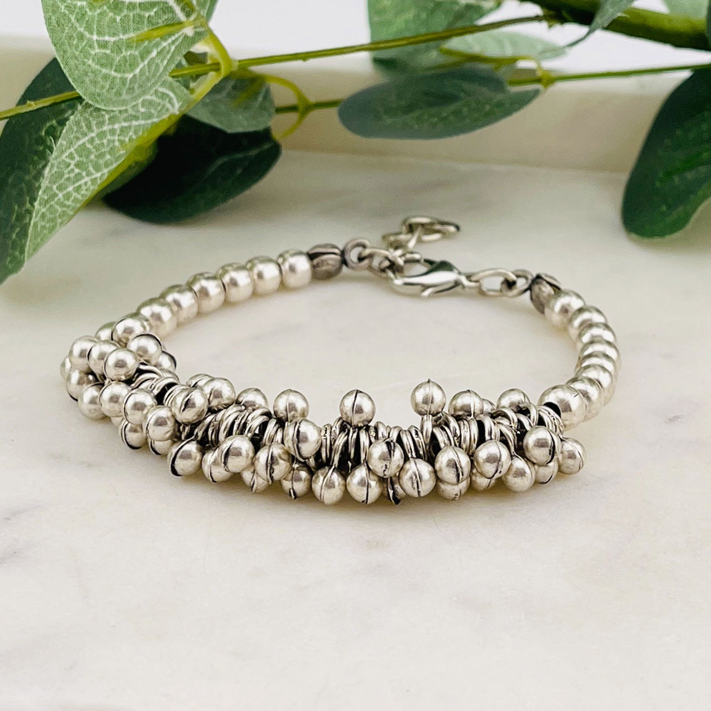 Verspieltes Hippie-Armband mit vielen Silberperlen und Schellen Kaia
