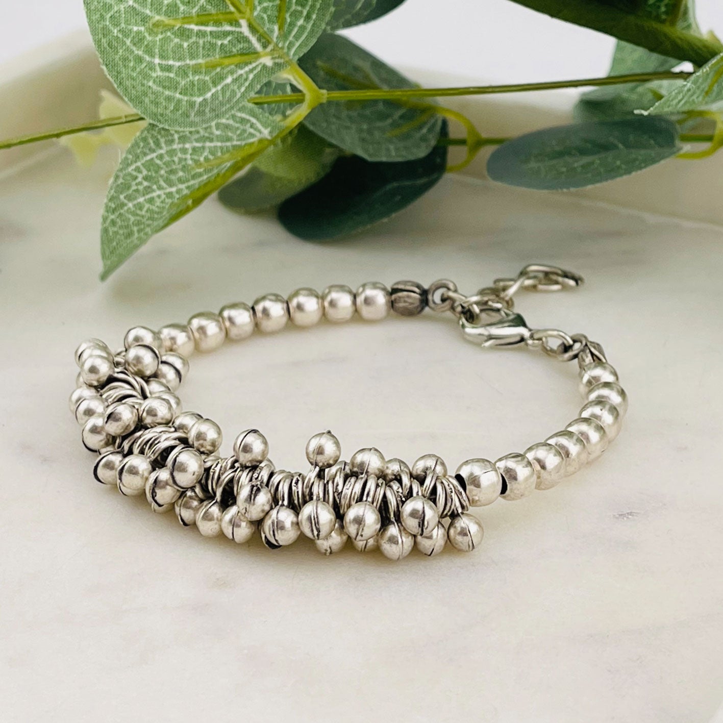 Verspieltes Hippie-Armband mit vielen Silberperlen und Schellen Kaia