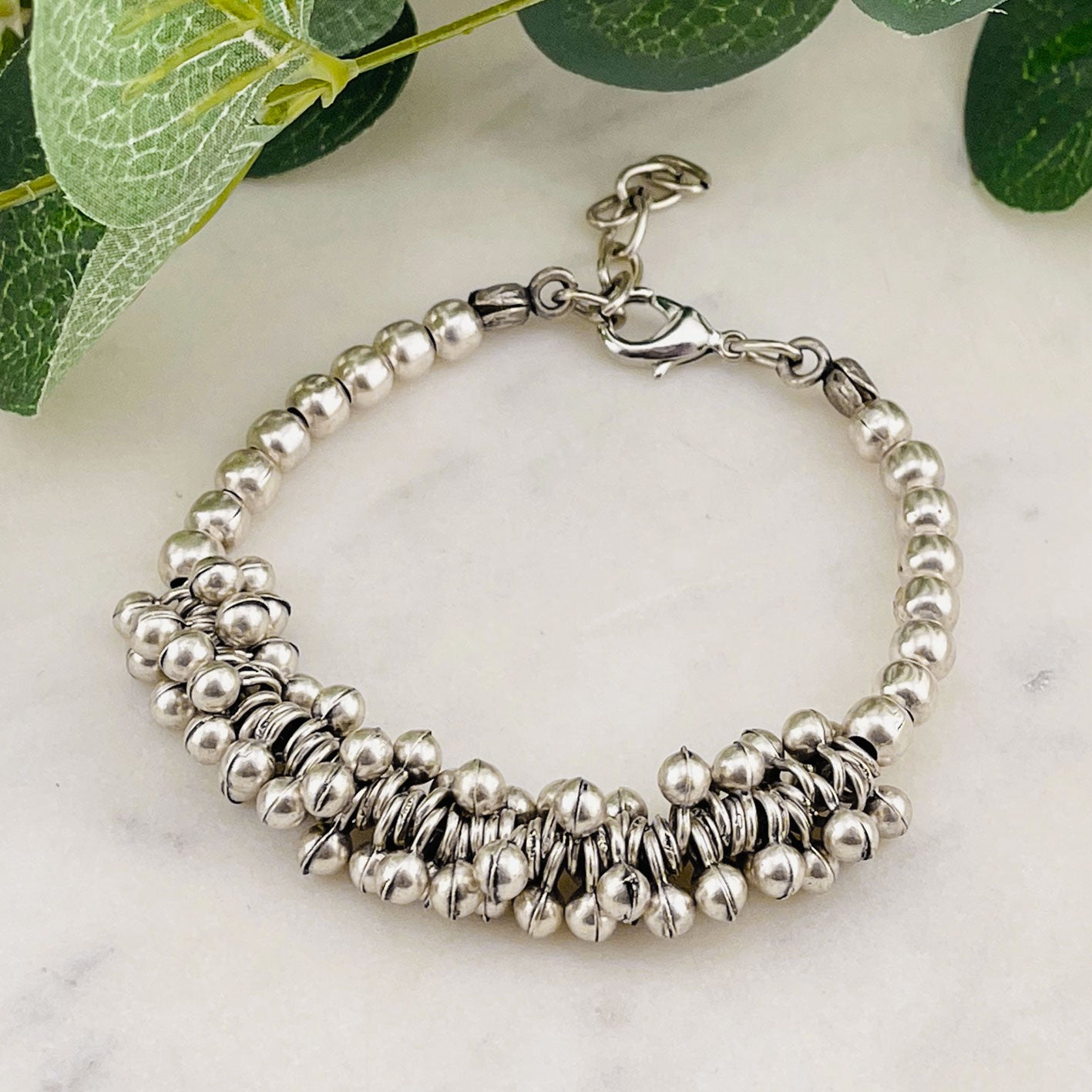 Verspieltes Hippie-Armband mit vielen Silberperlen und Schellen Kaia